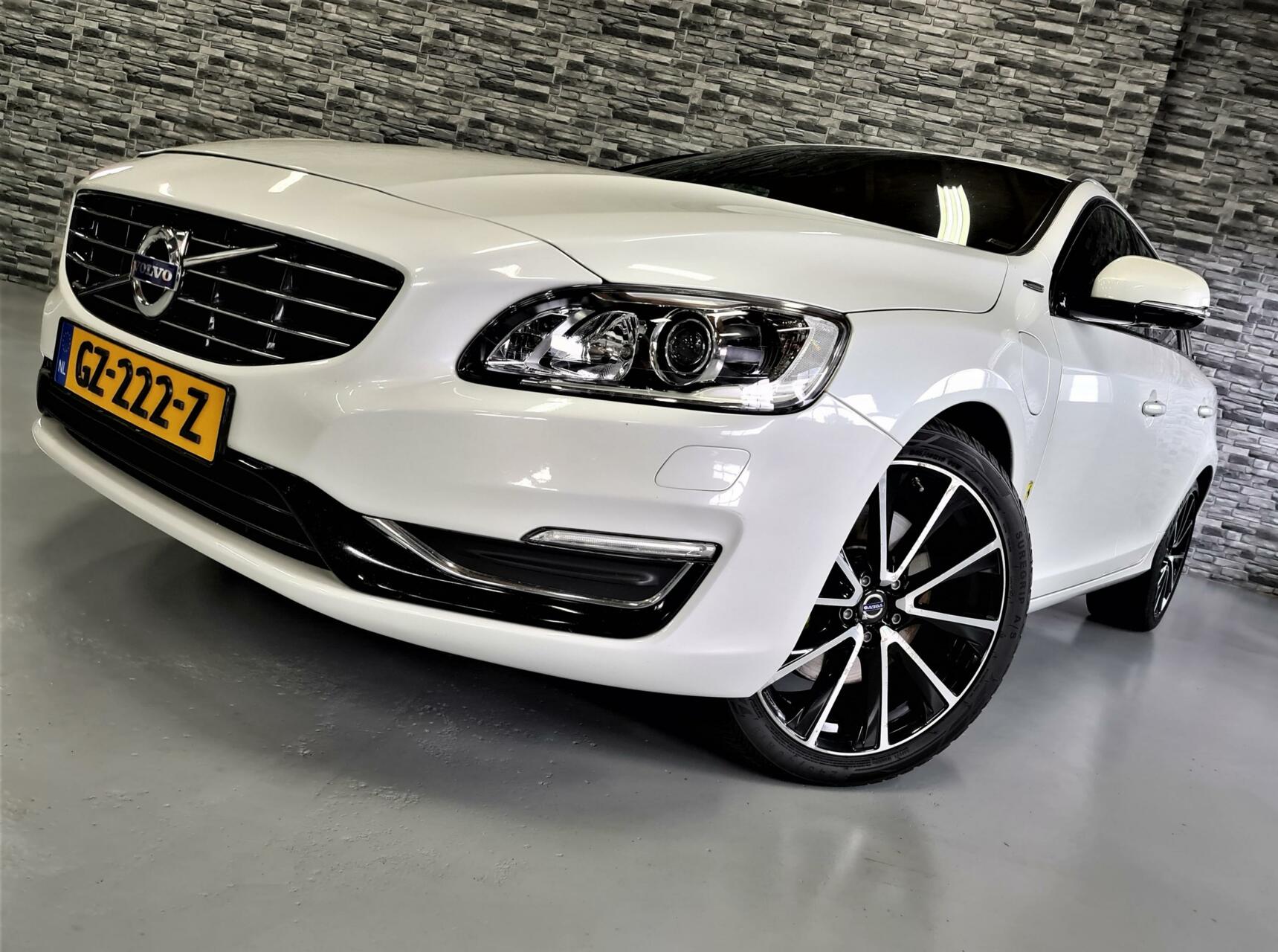 Volvo V60 2.4 D5 AWD Twin Engine R Design 215PK! 2015 - voorkant