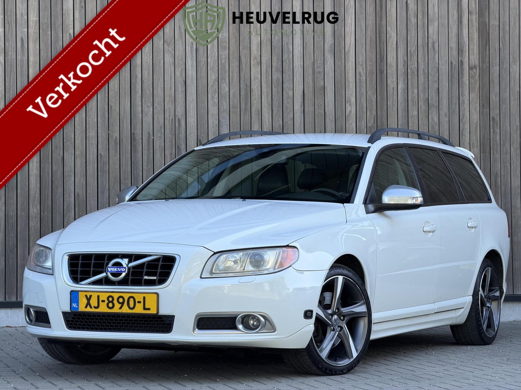 Volvo V70 2.5T R-Design 230PK | TREKHAAK | PREMIUM AUDIO | XENON 2010 - voorkant