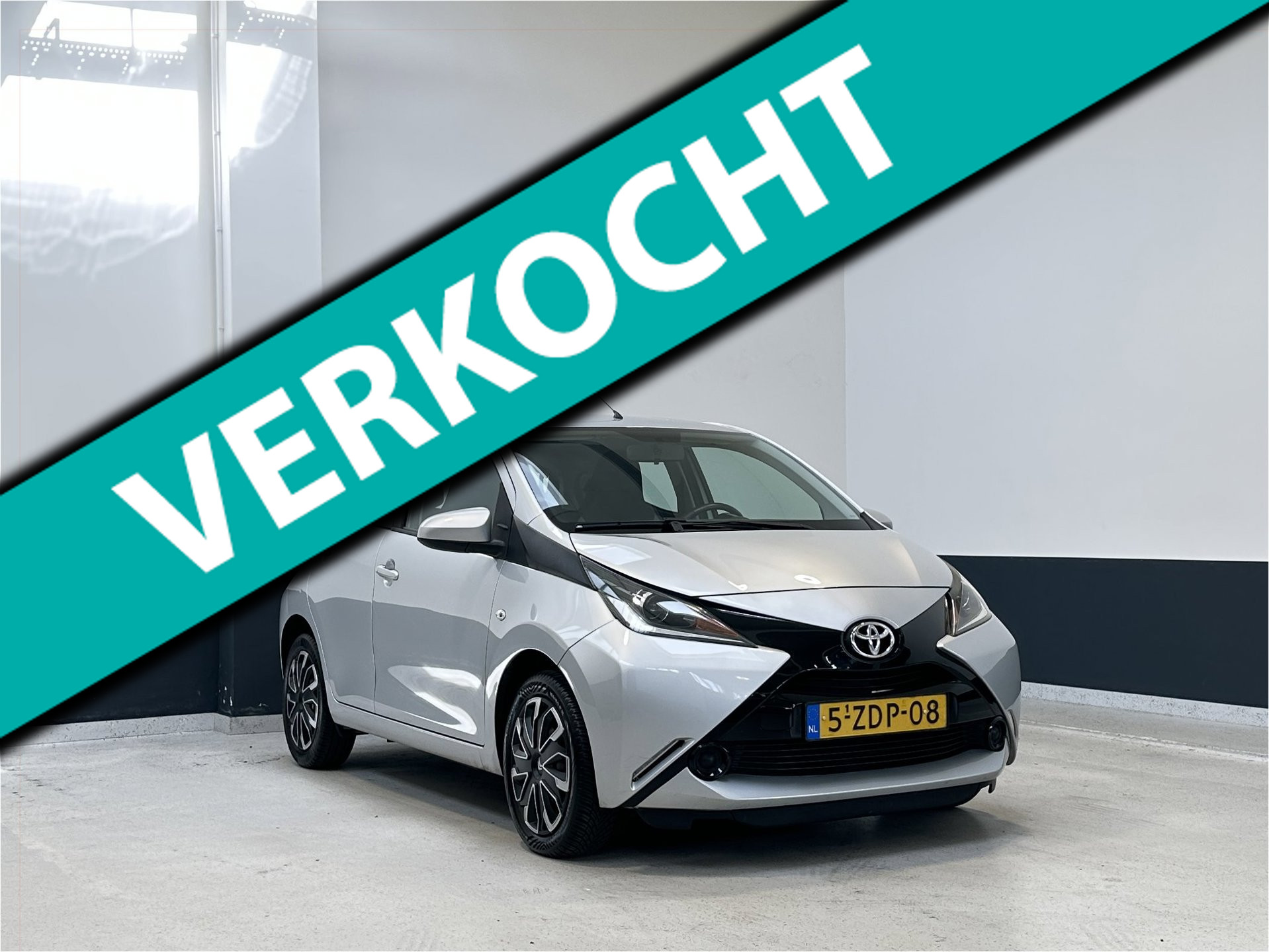 Toyota Toyota Aygo 1.0 VVT-i x-play | NL | 2 Eig | Navigatie | Camera| 2015 - voorkant
