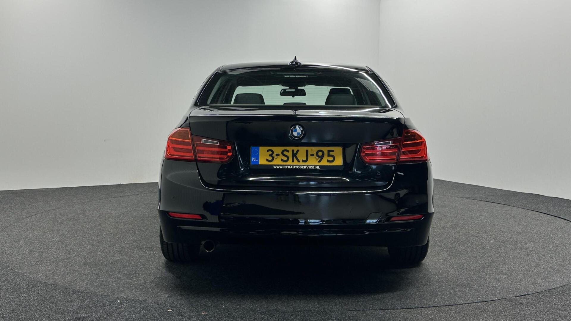 Foto van BMW 320i Ed