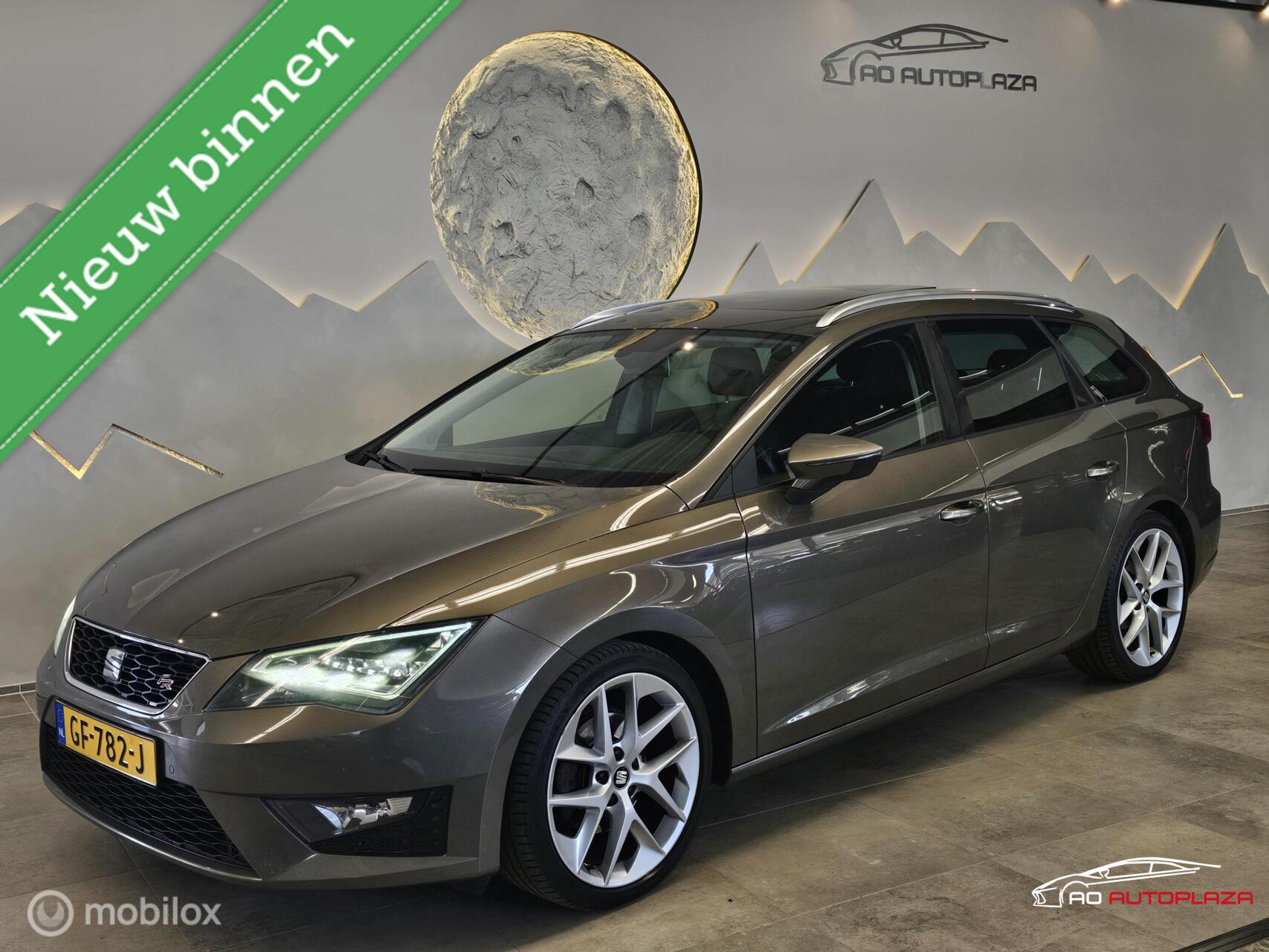 Seat Leon ST 1.4 TSI ACT FR Dynamic DSG Panorama/Trekhaak/Seat Sound 2015 - voorkant