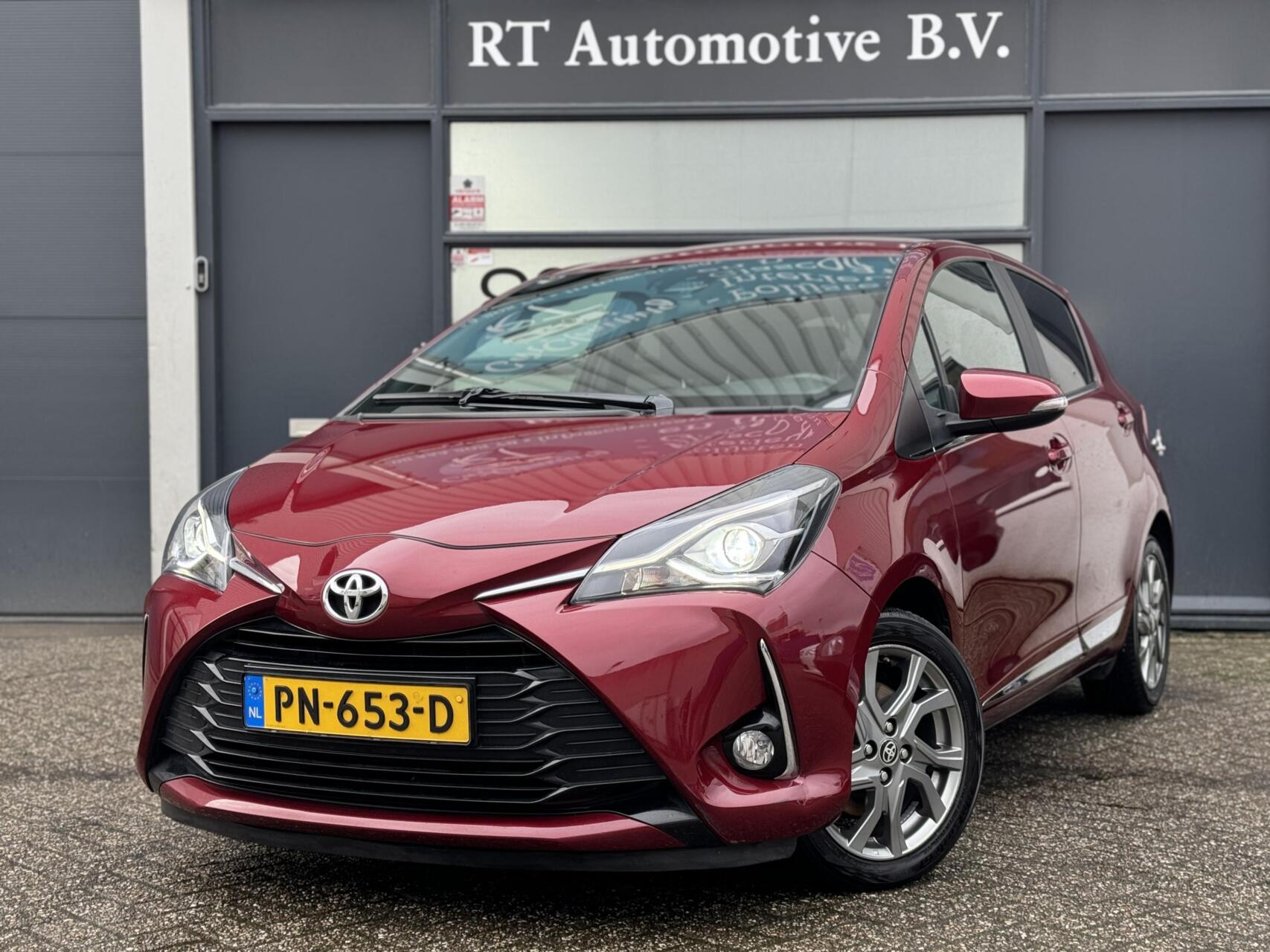 Toyota Toyota Yaris 1.5 VVT-i Executive / Dealer OH 5drs 2017 - voorkant
