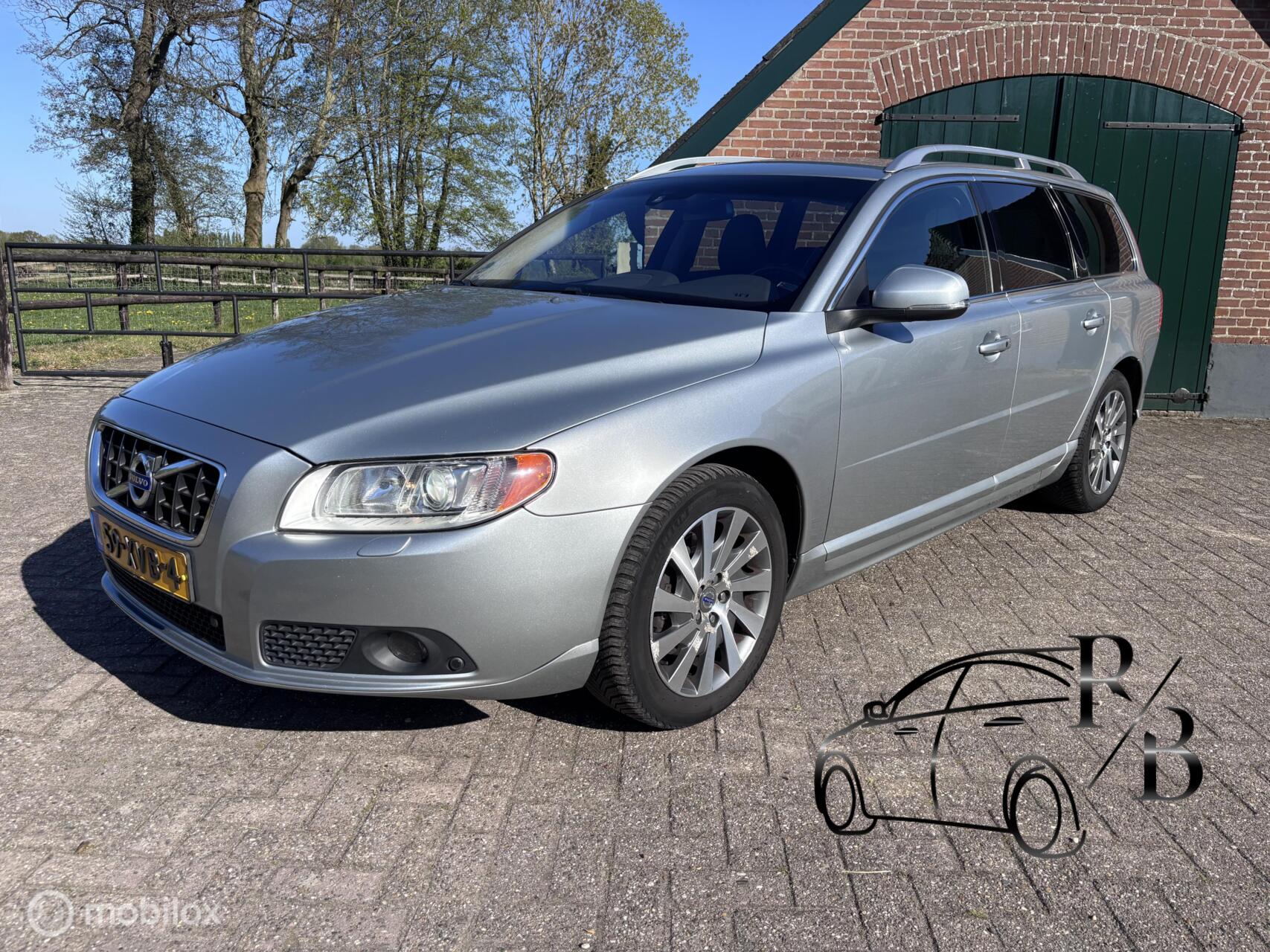 Volvo V70 2.4 D5 Summum ZEER MOOIE AUTO NAVI AIRCO LEER 2012 - voorkant