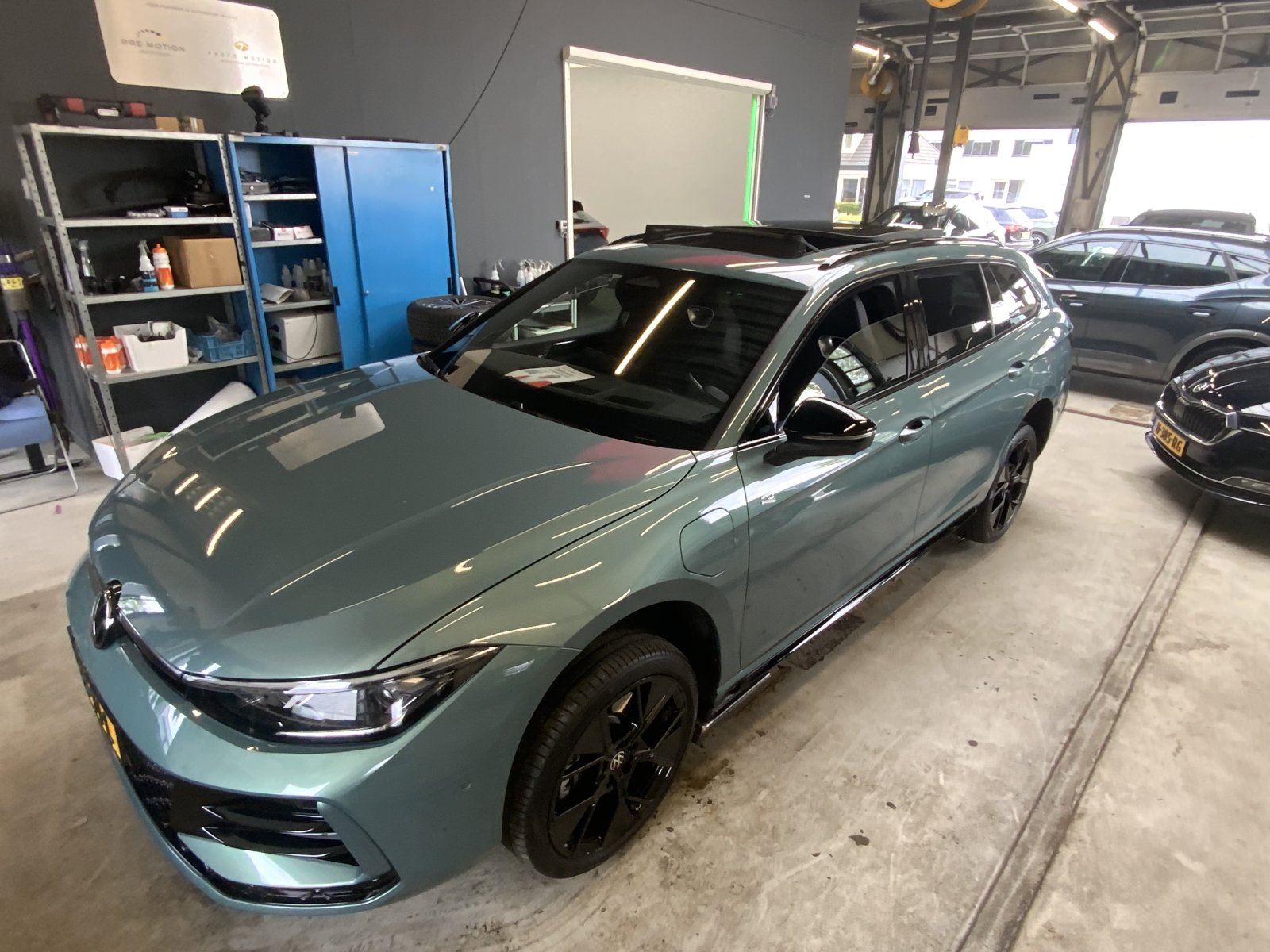Volkswagen Passat Variant 1.5 eHy. R-Line Edt. 2025 - voorkant
