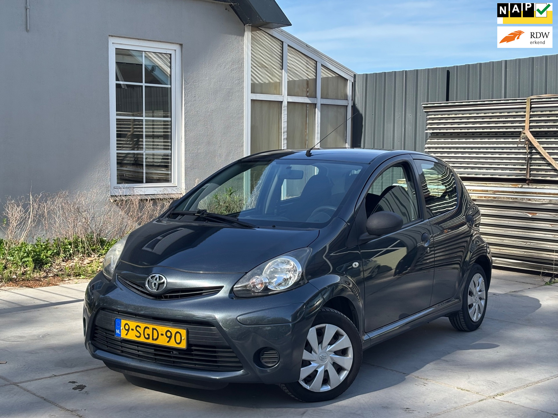 Toyota Toyota Aygo 1.0 VVT-i Now | Facelift | Airco | El. Ramen | Onderhoudshistorie | Rijdt en schakelt heerlijk! 2013 - voorkant