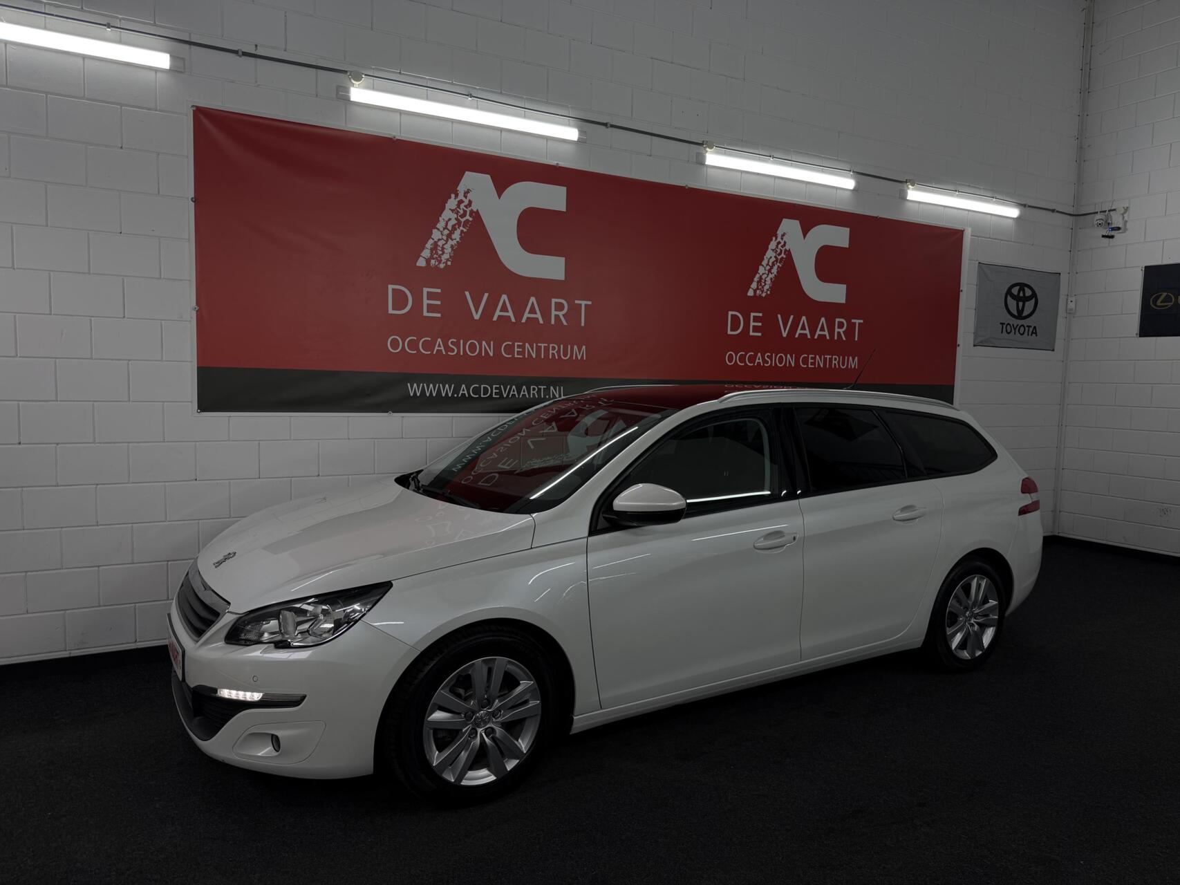 Peugeot 308 1.2 PureTech Blue Lease - NAVI/PANO/PDC/NAP 2017 - voorkant