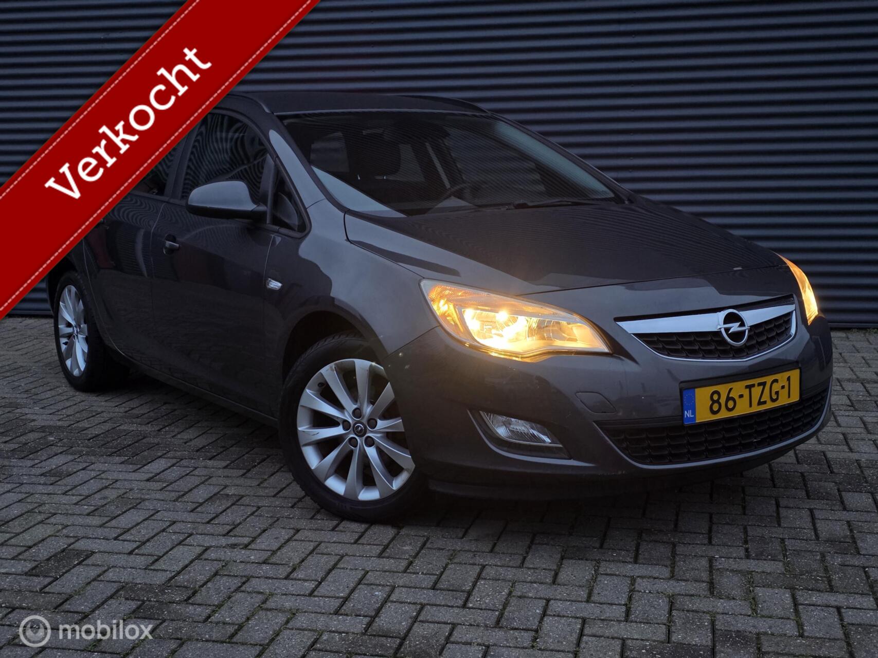 Opel Astra 1.4 Turbo Business + 2012 - voorkant