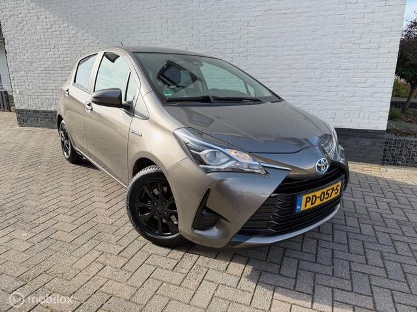 Toyota Toyota Yaris Hybrid 1.5 Hybrid ORG NL Dealer Ondh Apple CarPlay 2017 - voorkant