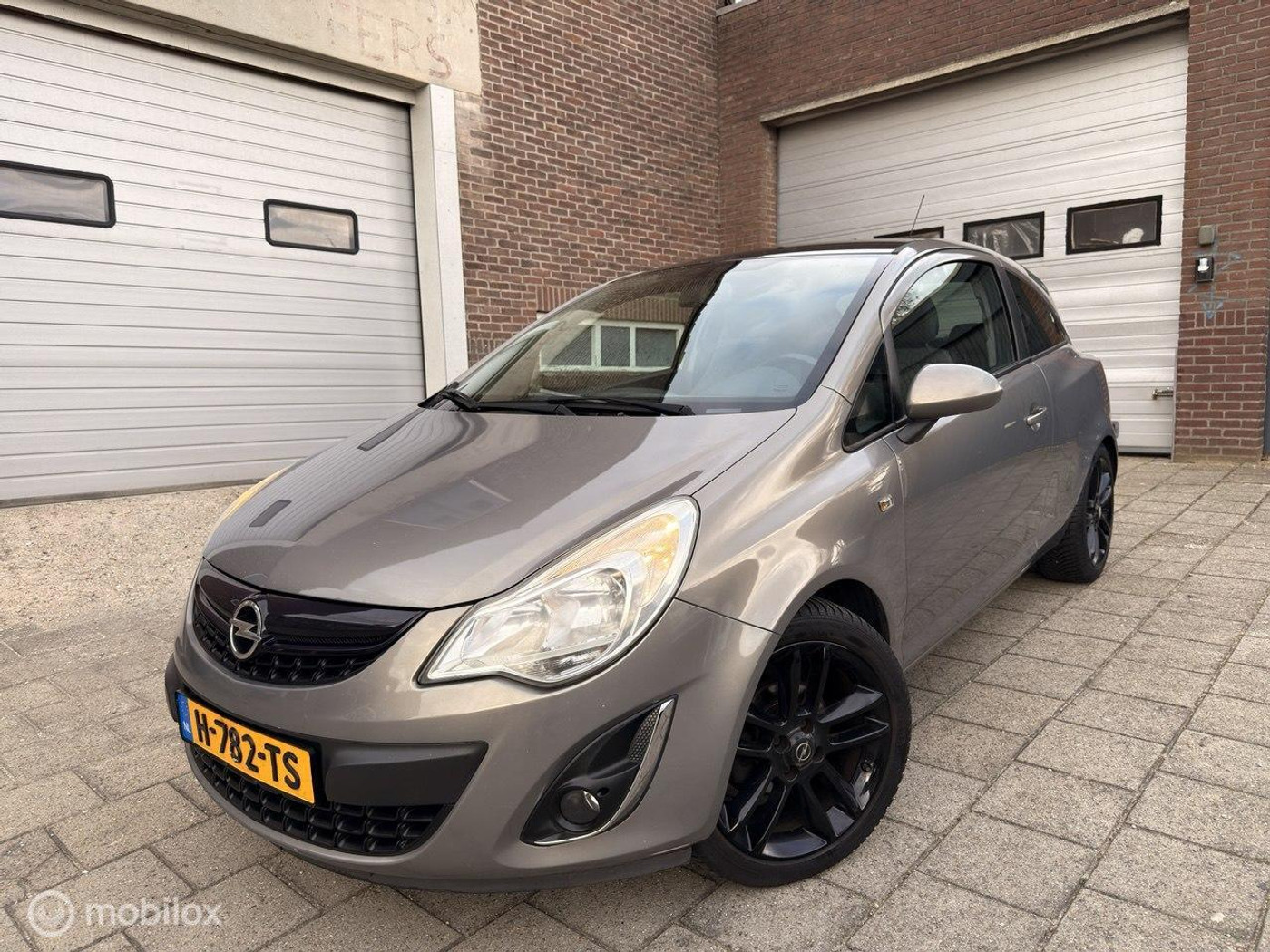 Opel Corsa 1.4-16V 2012 - voorkant