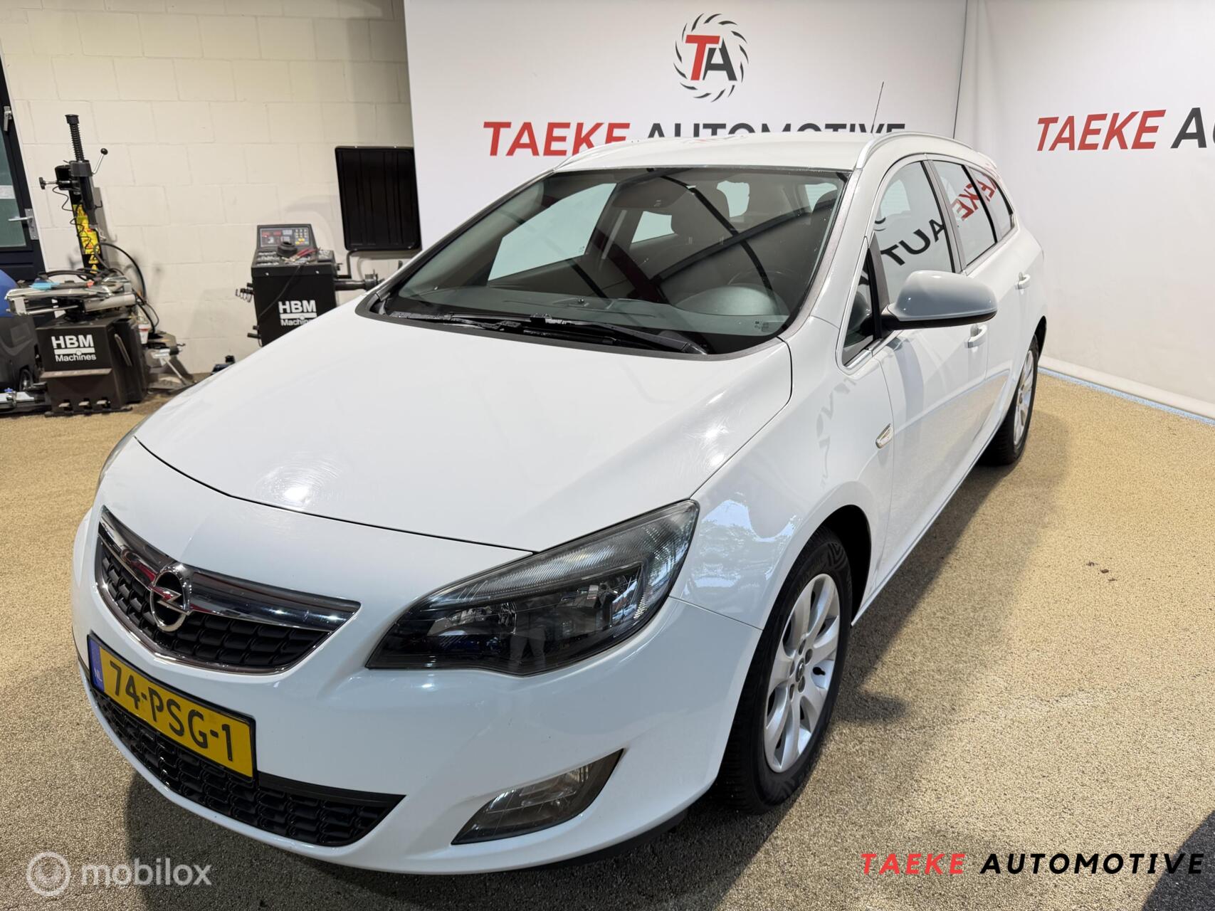 Opel Astra 1.4 Turbo Edition AUT/Clima/Cruise 2011 - voorkant
