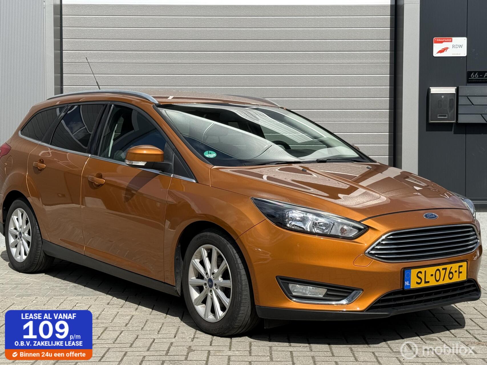 Ford Focus 1.0 Titanium speciale Oranje kleur 2017 - voorkant