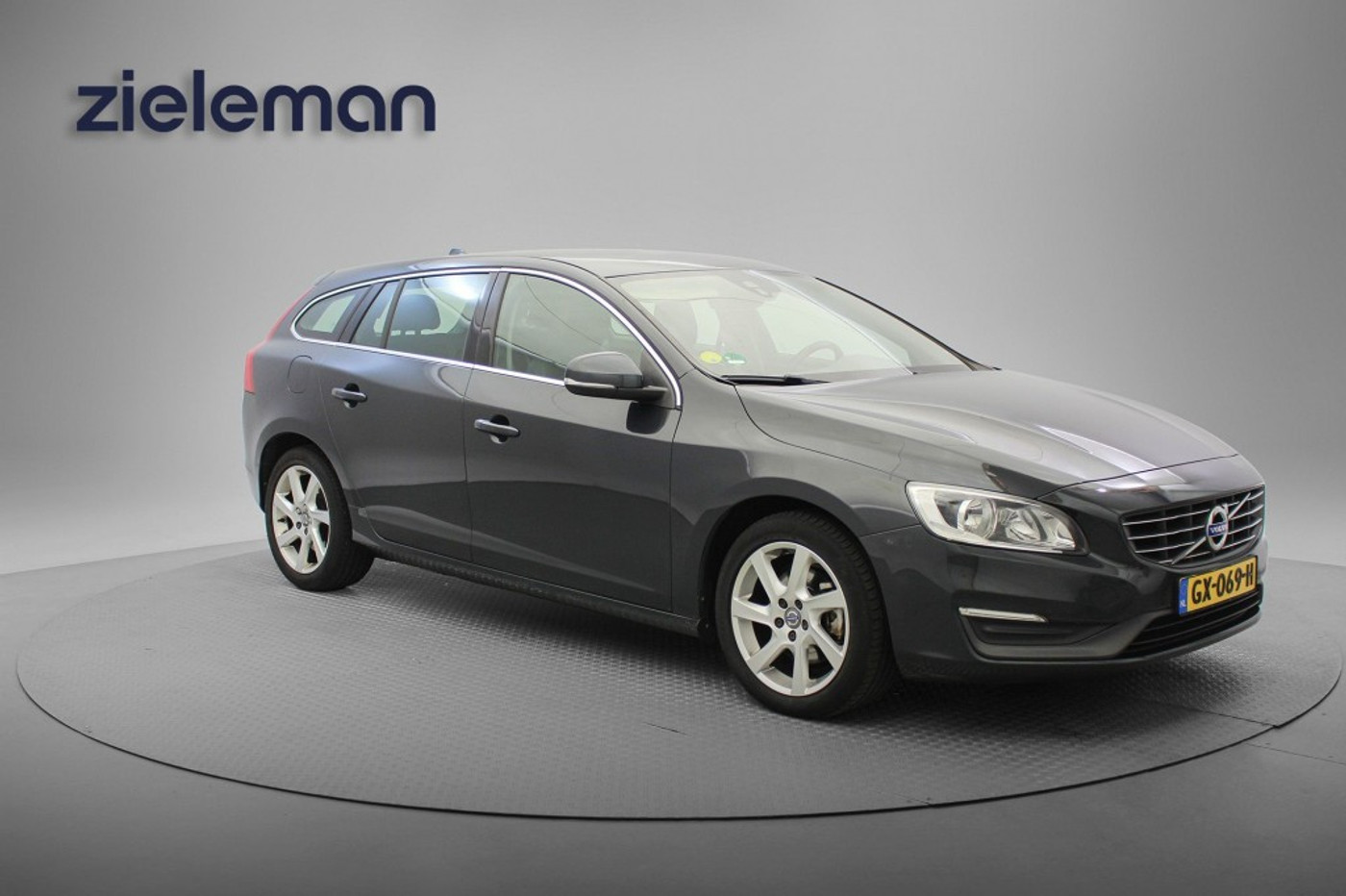 Volvo V60 2.0 D4 Momentum - Navi, Cruise, Half Leer, Clima, Trekhaak 2015 - voorkant