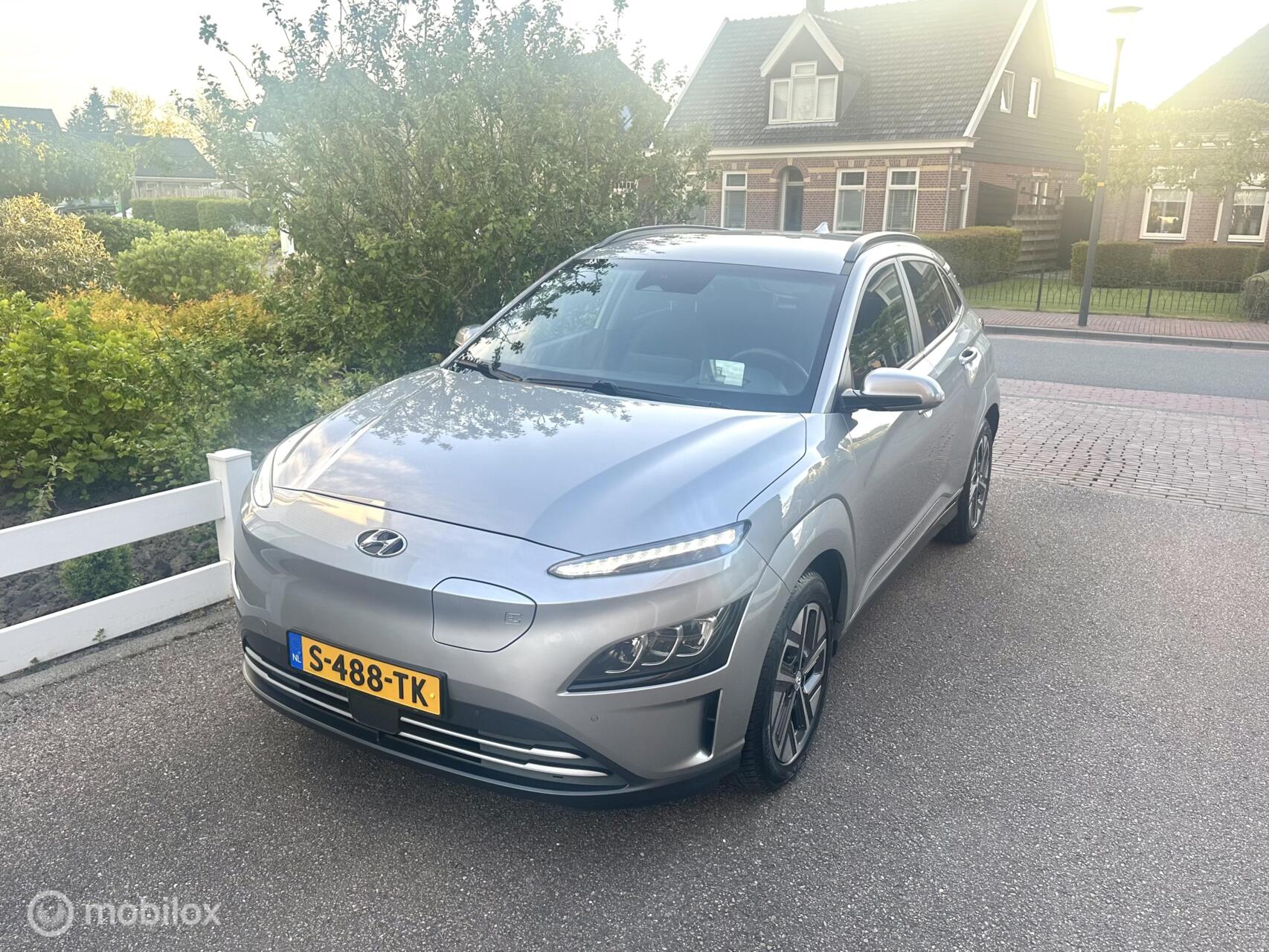 Hyundai Kona EV Premium 64 kWh WARMTE POMP STOELKOELING/VERWARMING CARPLAY 1E EIGENAAR CAMERA ZEER NETTE AUTO!! 2023 - voorkant