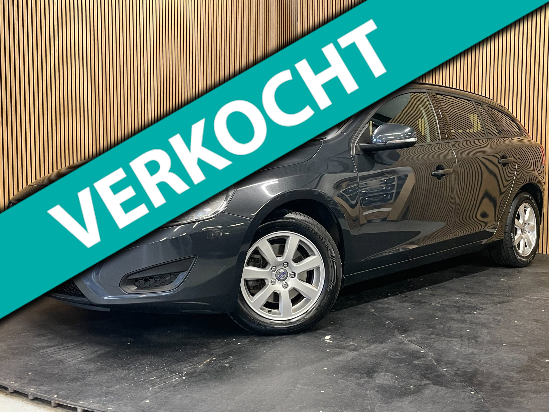 Volvo V60 2.0 D3|5-CILINDER|136 PK|NAVIGATIE|CRUISE CONTROL|BLUETOOTH|USB|AUX|AIRCONDITIONING|LMV|PDC-A|NETTE AUTO| 2013 - voorkant