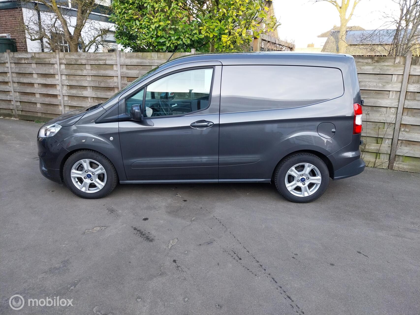 Ford Transit Courier 1.5 TDCI Limited  zeer compleet 2023 - voorkant
