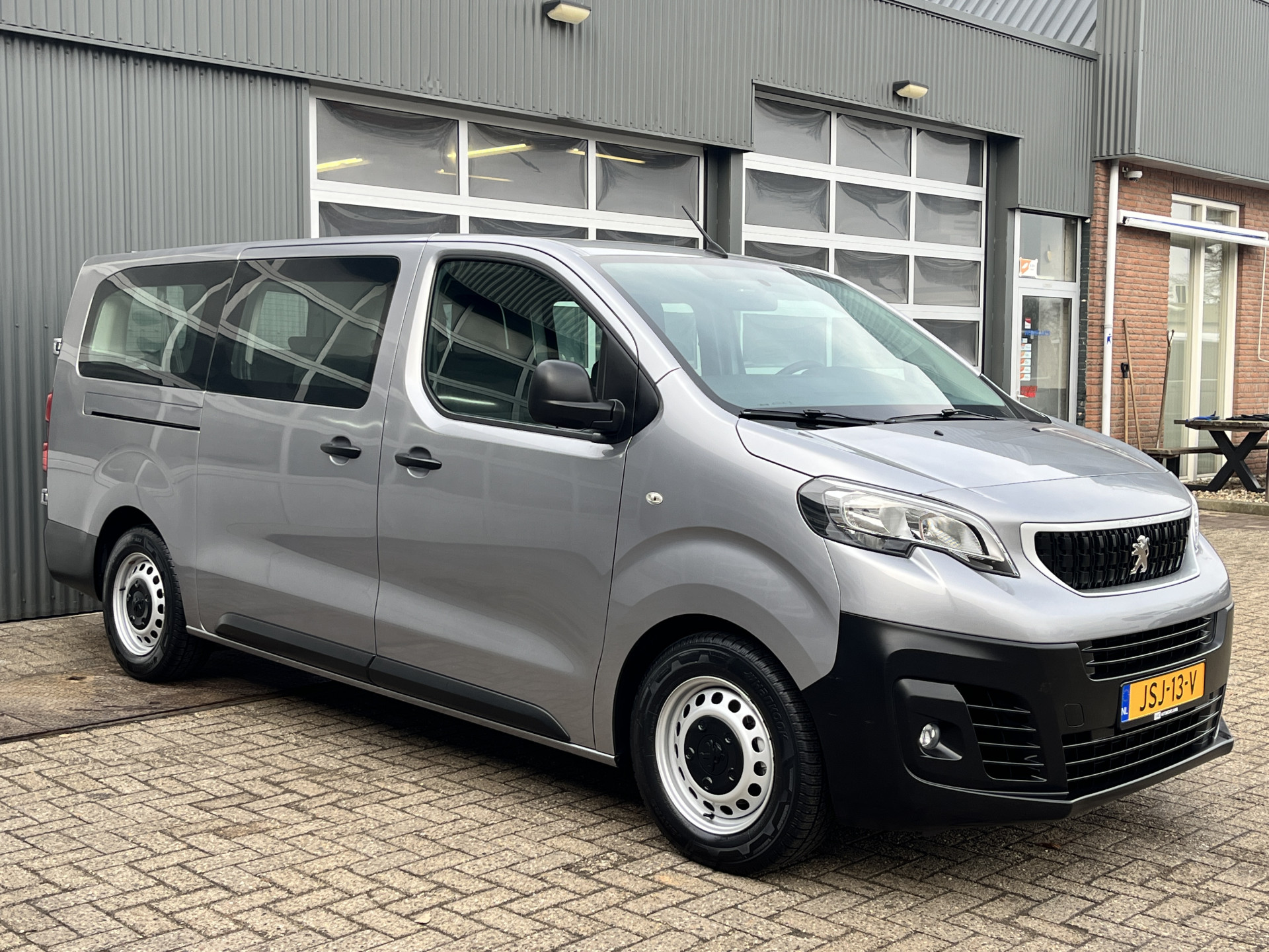Foto van PEUGEOT EXPERT TRAVELLER