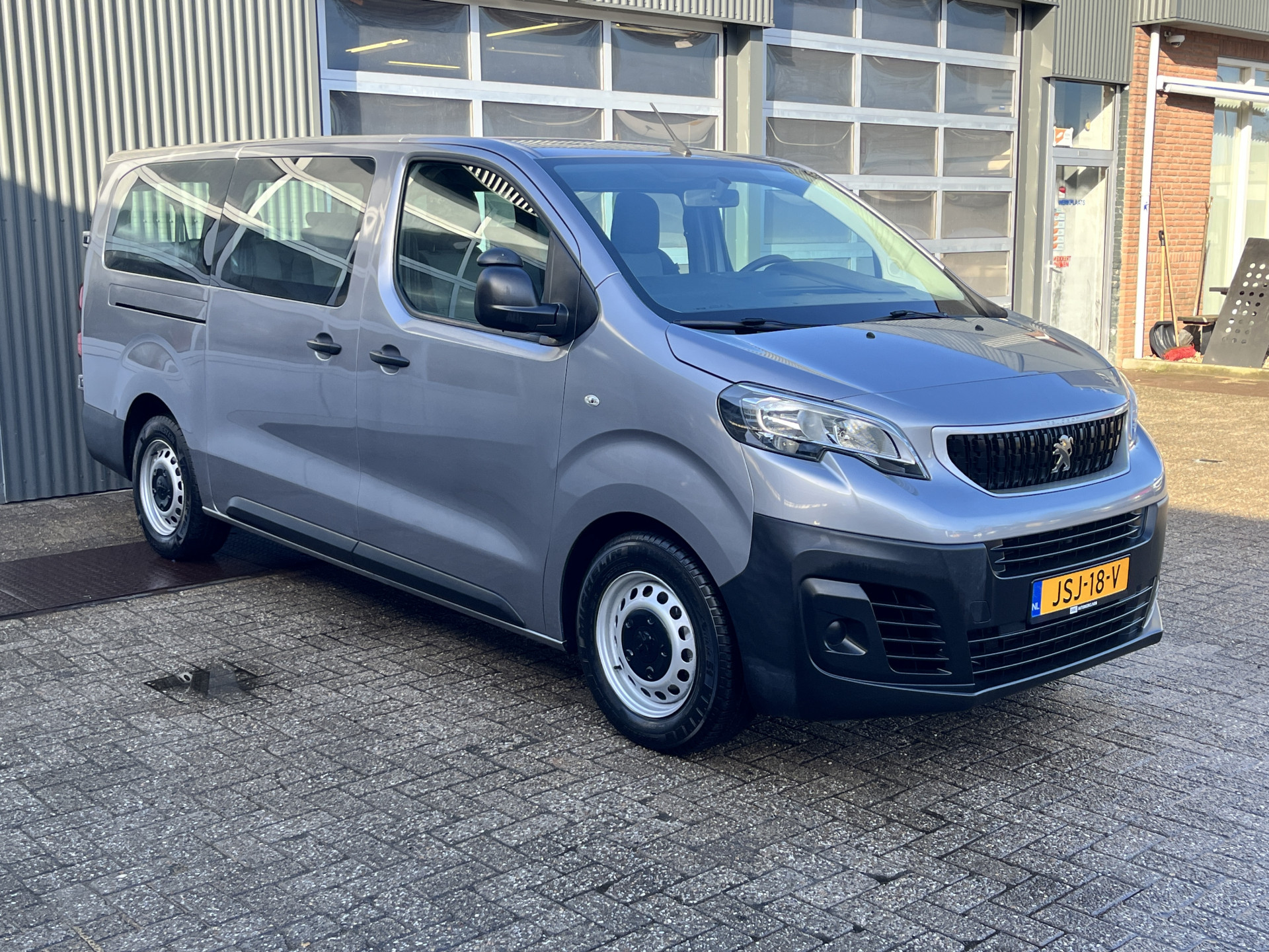 Foto van PEUGEOT EXPERT TRAVELLER