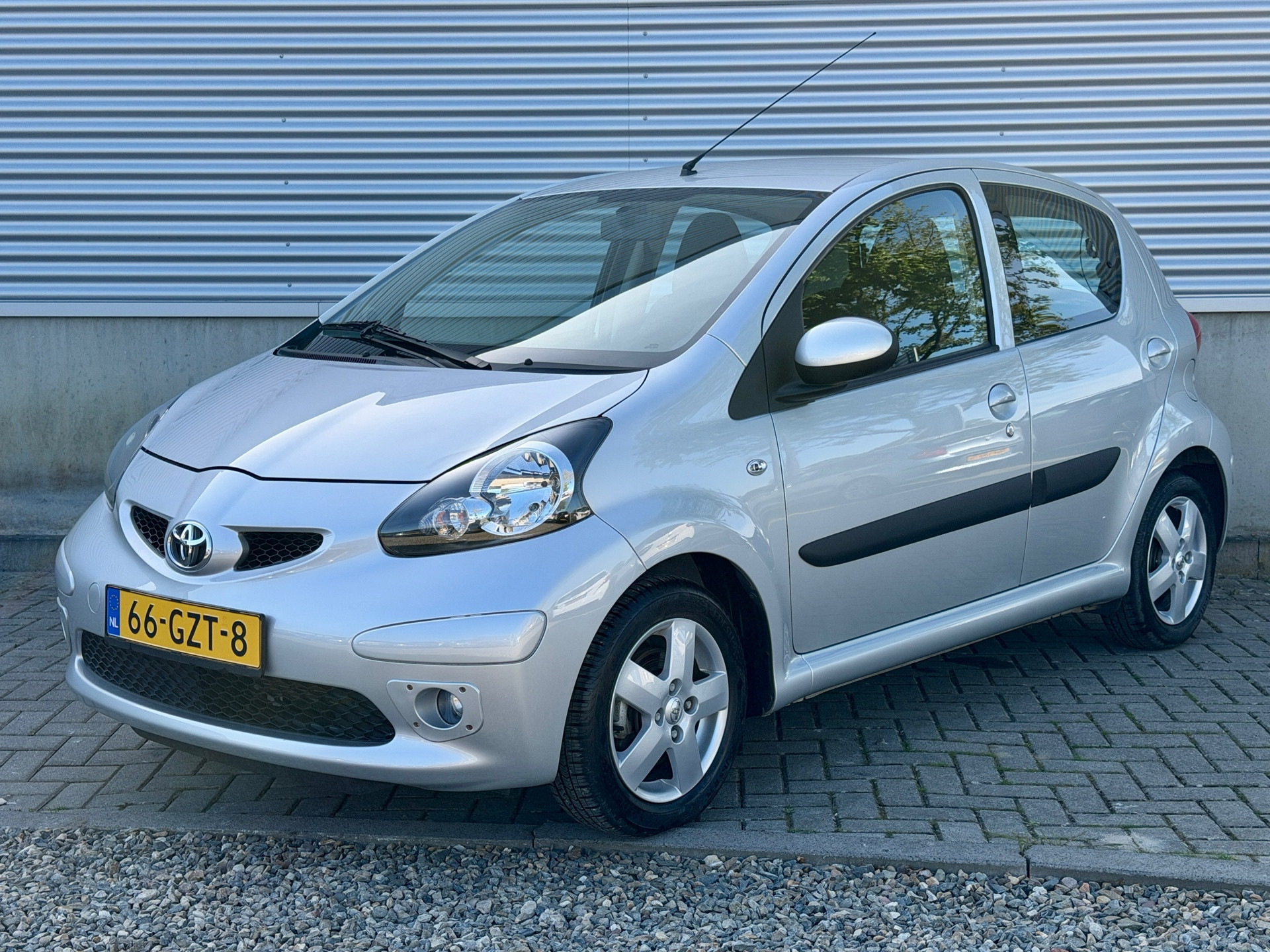 Toyota Toyota Aygo 1.0-12V Sport [ 1e eig.dealer oh, 5drs ] 2008 - voorkant