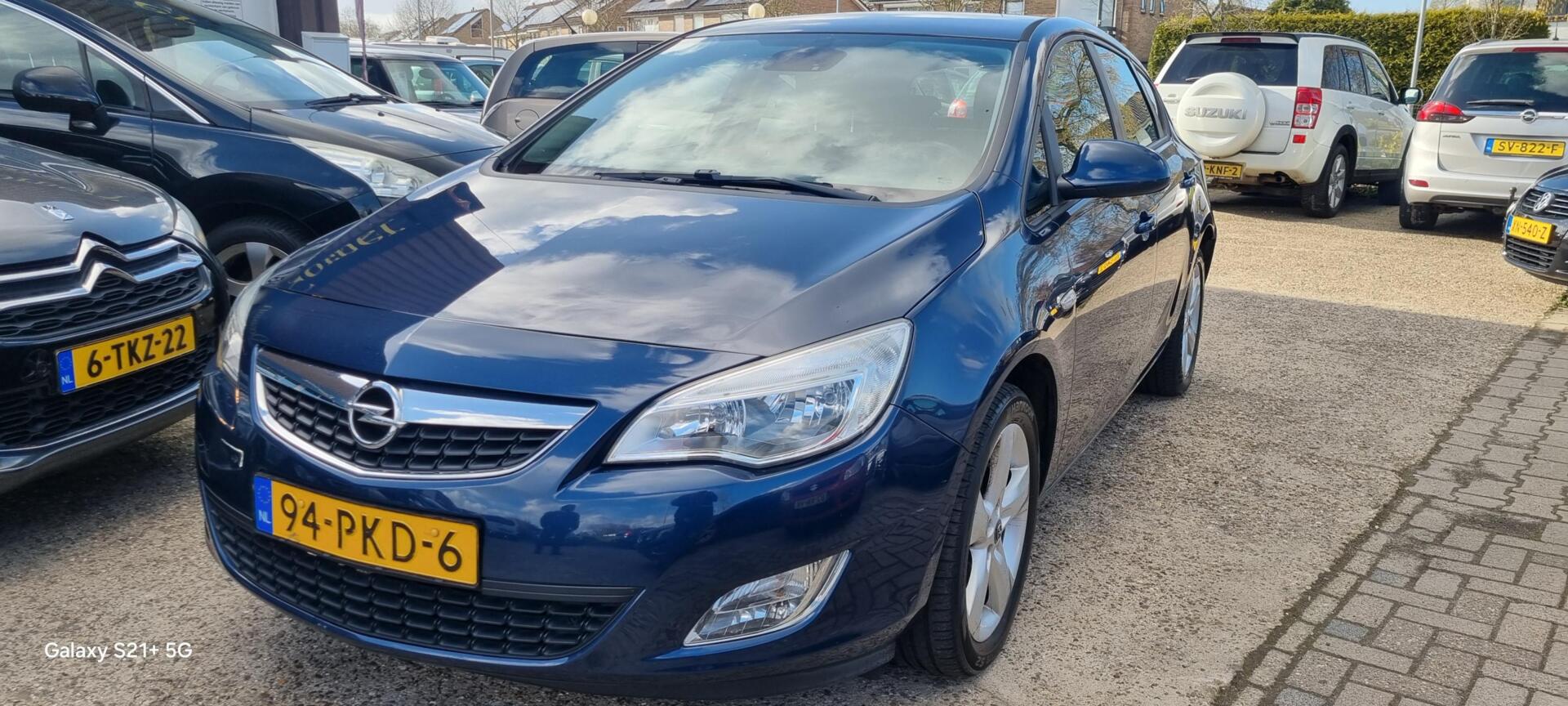 Opel Astra 1.4 Edition?€2199,-?paar lichte parkeer schades 2011 - voorkant