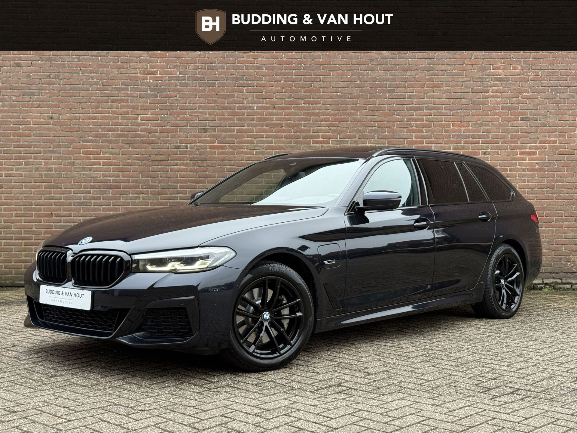 BMW 530e 530e xDrive M-Sport Pano Harman/Kardon Trekhaak 2021 - voorkant