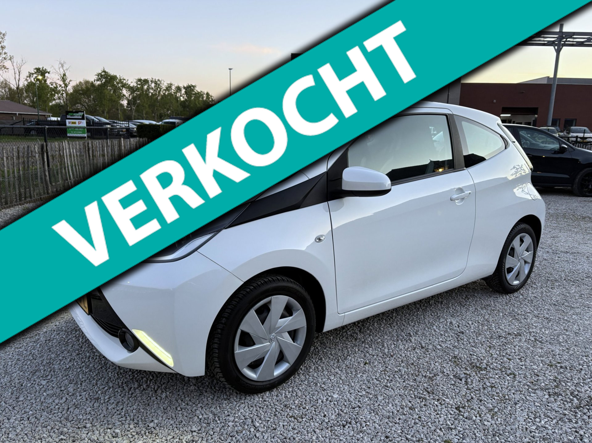 Toyota Toyota Aygo 1.0 VVT-i x-play  Navigatie, Camera, Airco 2014 - voorkant