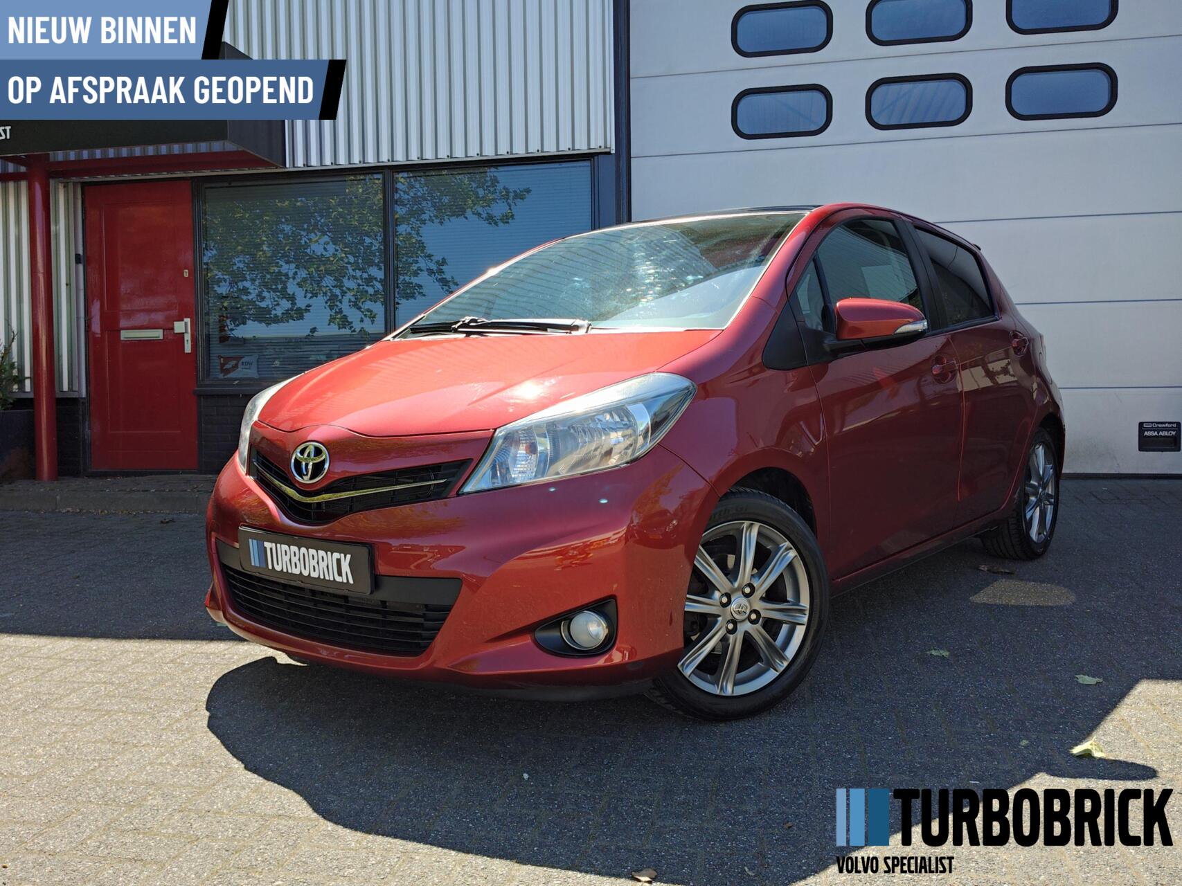 Toyota Toyota Yaris 1.3 VVT-i |Cruise|Clima|Pano|Navi|Leder|Trekhaak|16" LMV|Bomvol! 2012 - voorkant