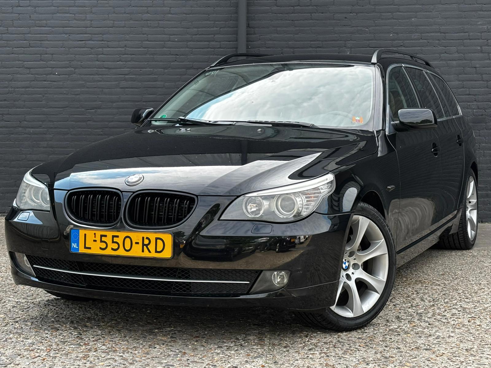 BMW 5er Reihe 523i PDC | AUTOMAAT | AIRCO | TREKHAAK | LEDER | CRUISE | NWE APK 2008 - voorkant