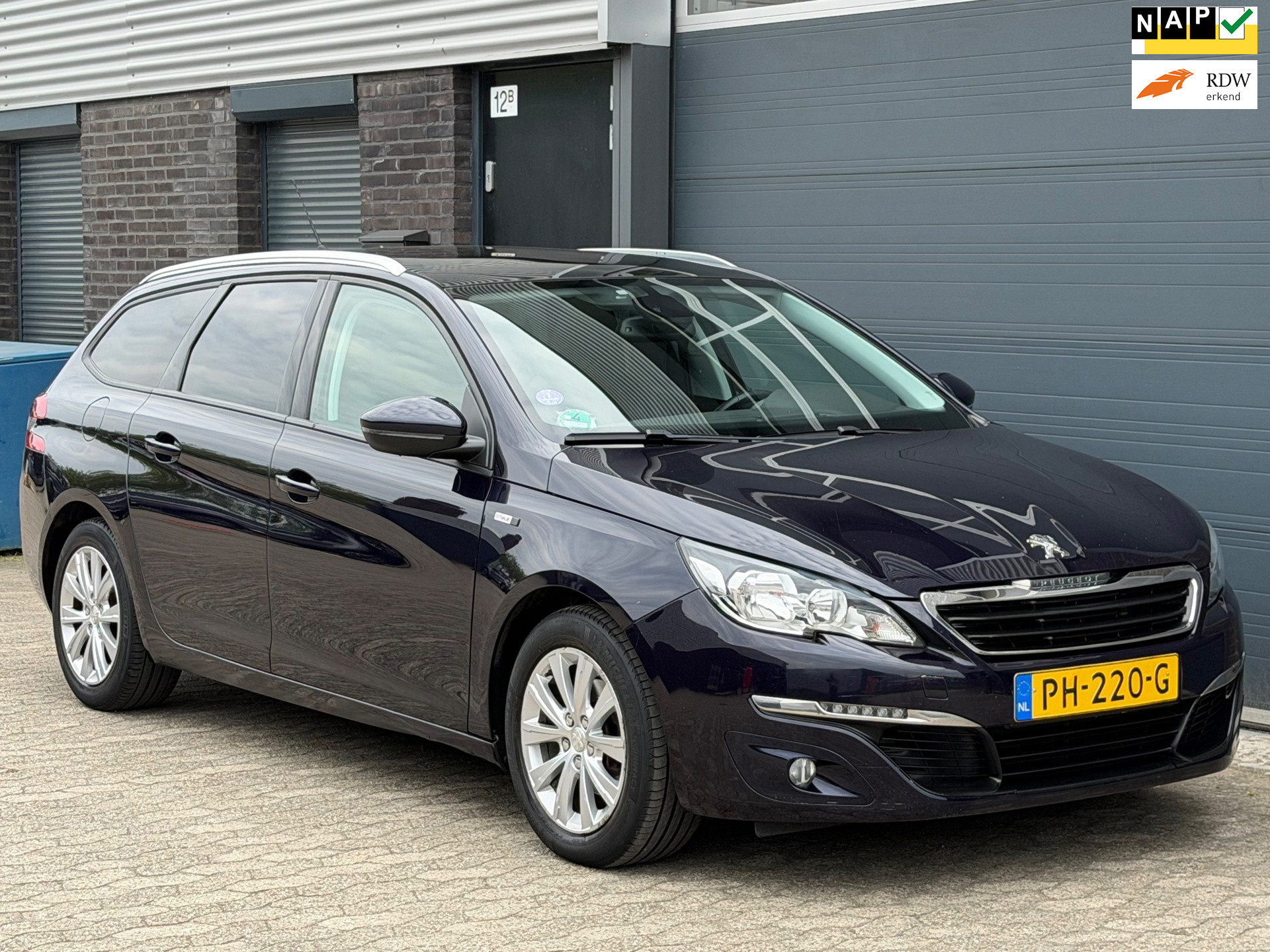 Peugeot 308 1.2 PureTech Style NAVI PANO PDC CRUISE APK NAP 2017 - voorkant