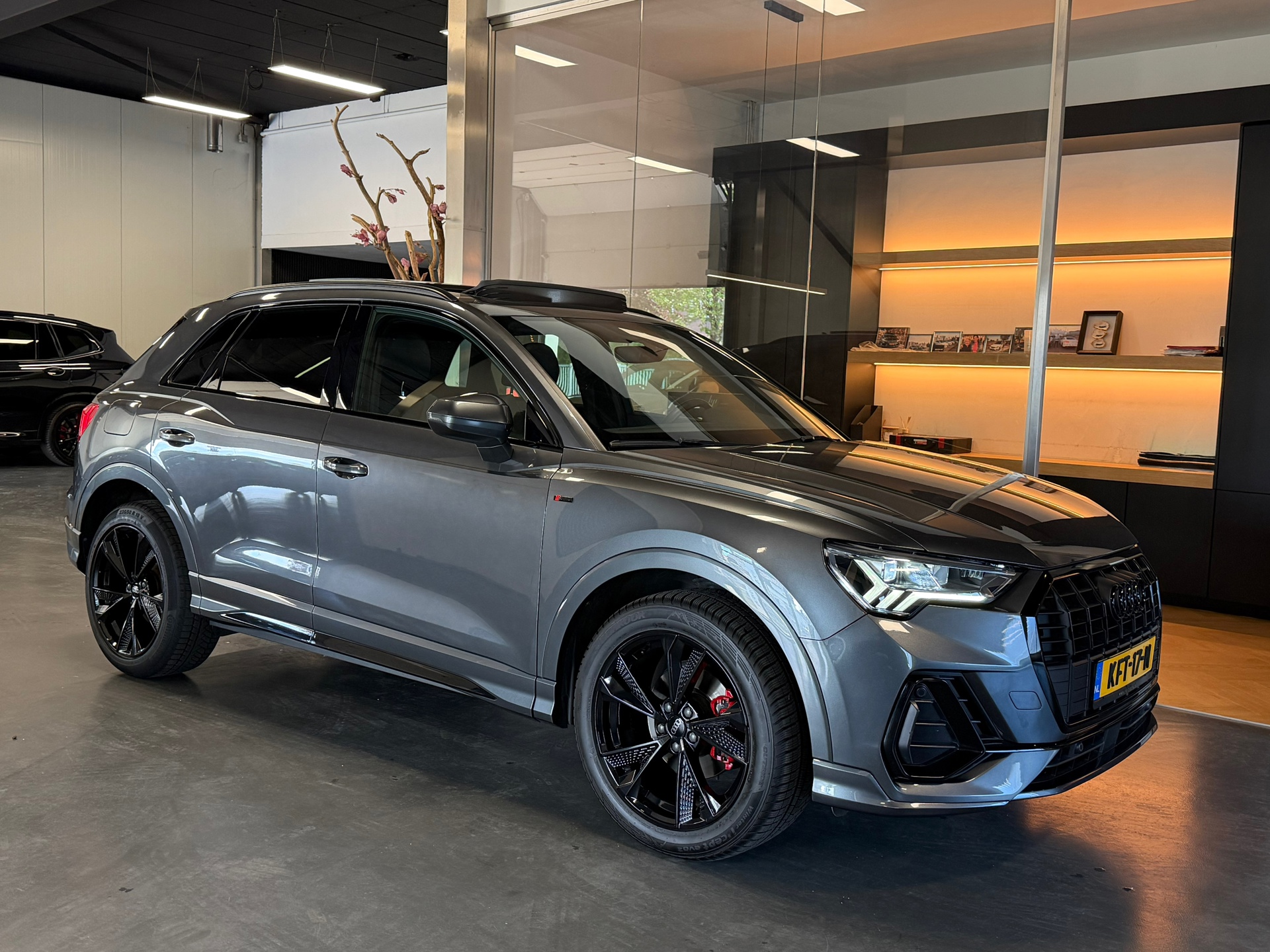 Audi Q3 35 TFSI S line Pano Camera Elec.Stoel 2021 - voorkant