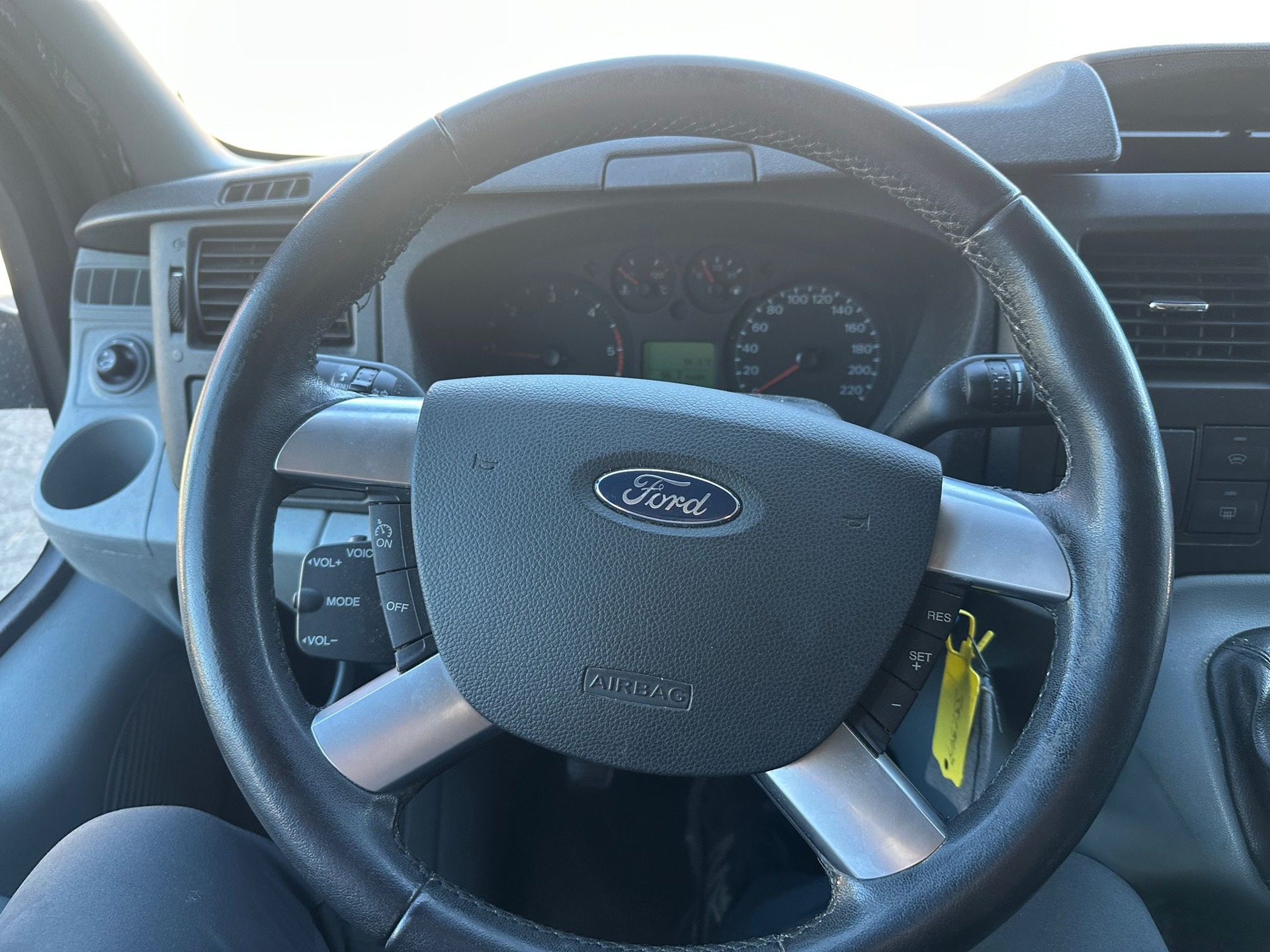 Foto van Ford Transit 260s DC 115dpf 4.36