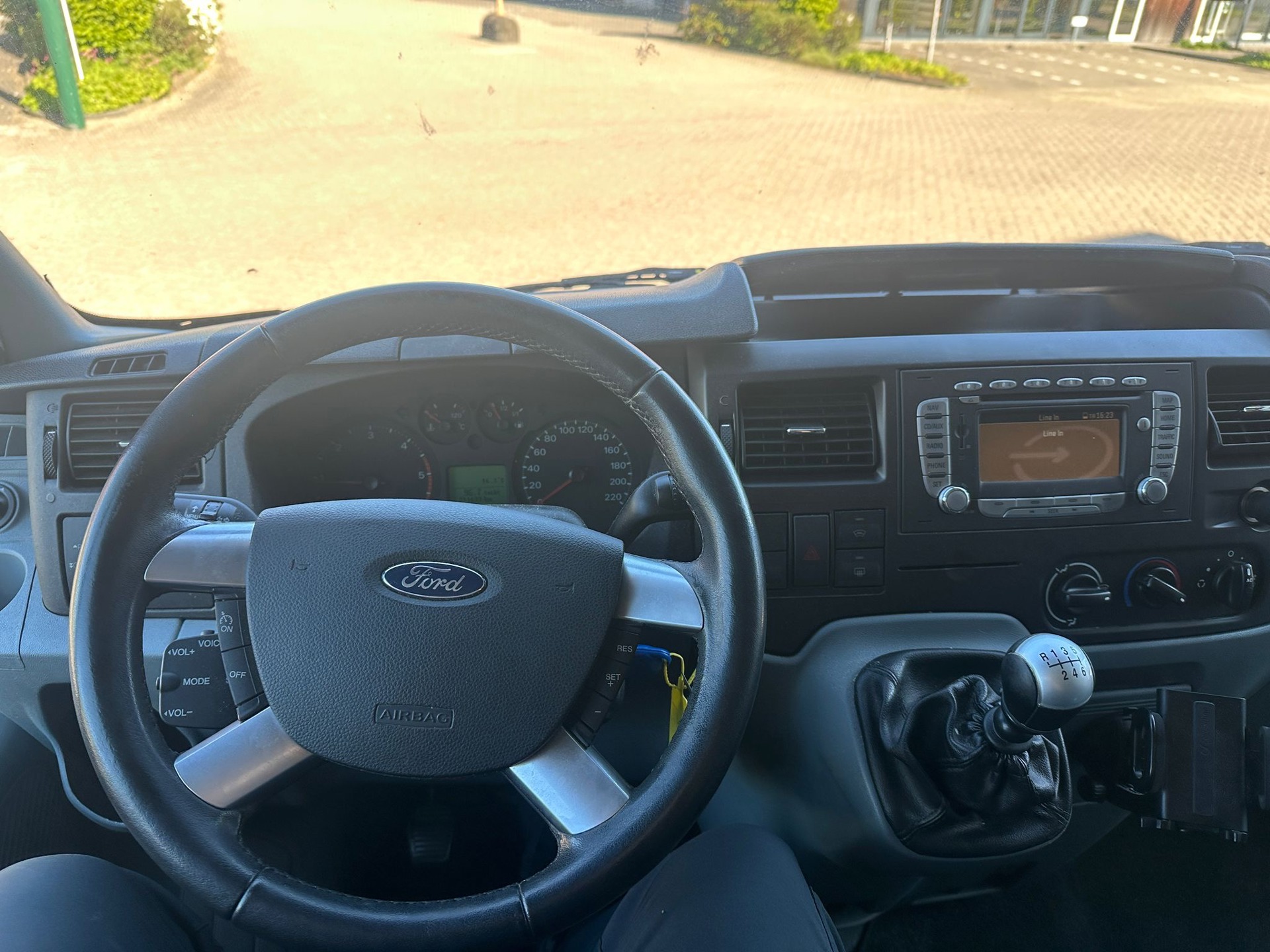 Foto van Ford Transit 260s DC 115dpf 4.36