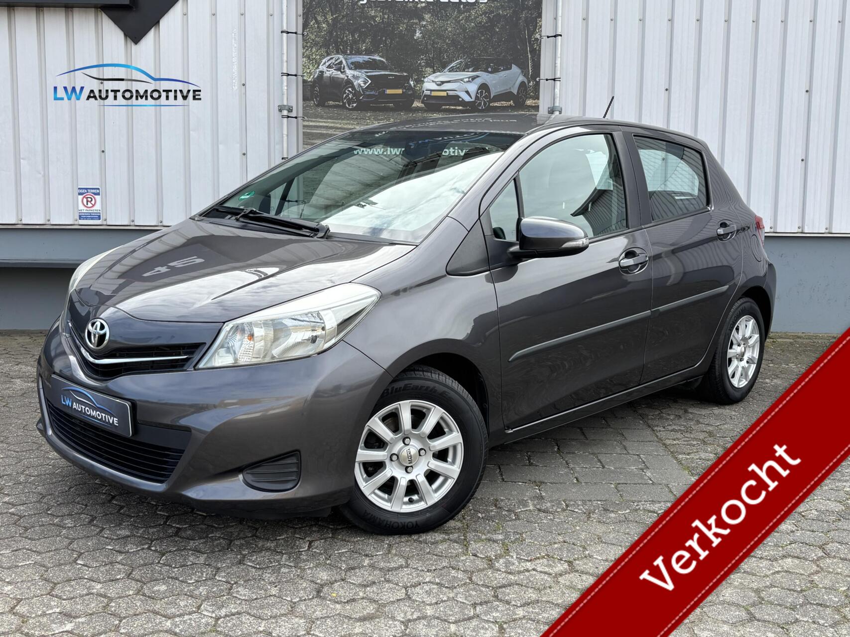 Toyota Toyota Yaris 1.0 VVT-i Aspiration | Trekhaak | Achteruitrijcamera | Airco 2012 - voorkant