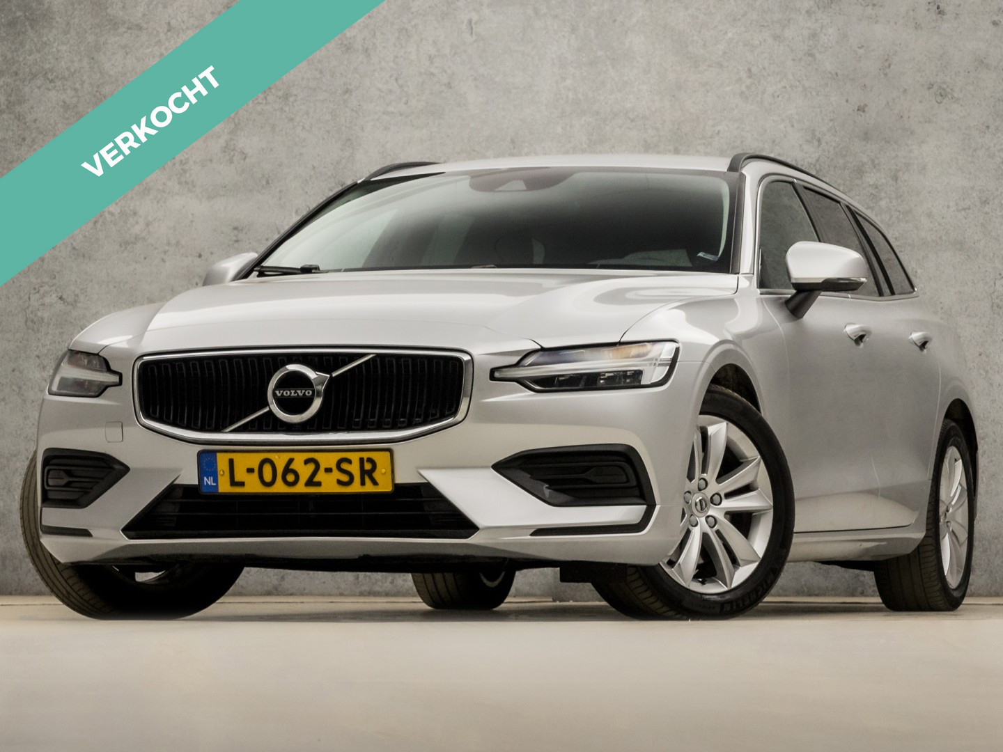 Volvo V60 2.0 B3 Momentum Sport 2021 - voorkant