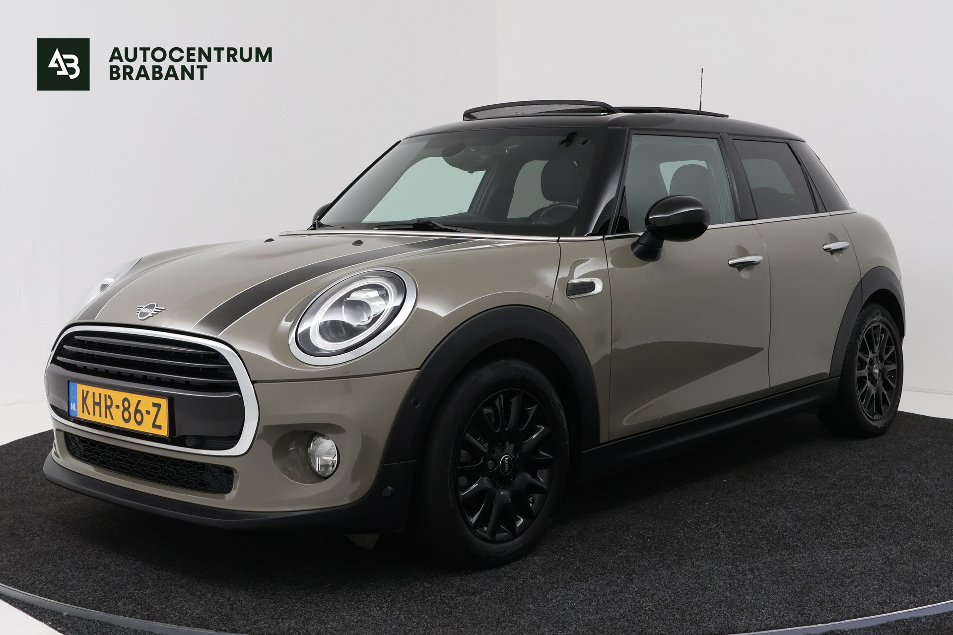 Mini Cooper 1.5 Cooper Pepper (PANORAMADAK, STOELVERWARMING, CRUISE CONTROL, NAVIGATIE, PARKEERSENSOREN) 2019 - voorkant