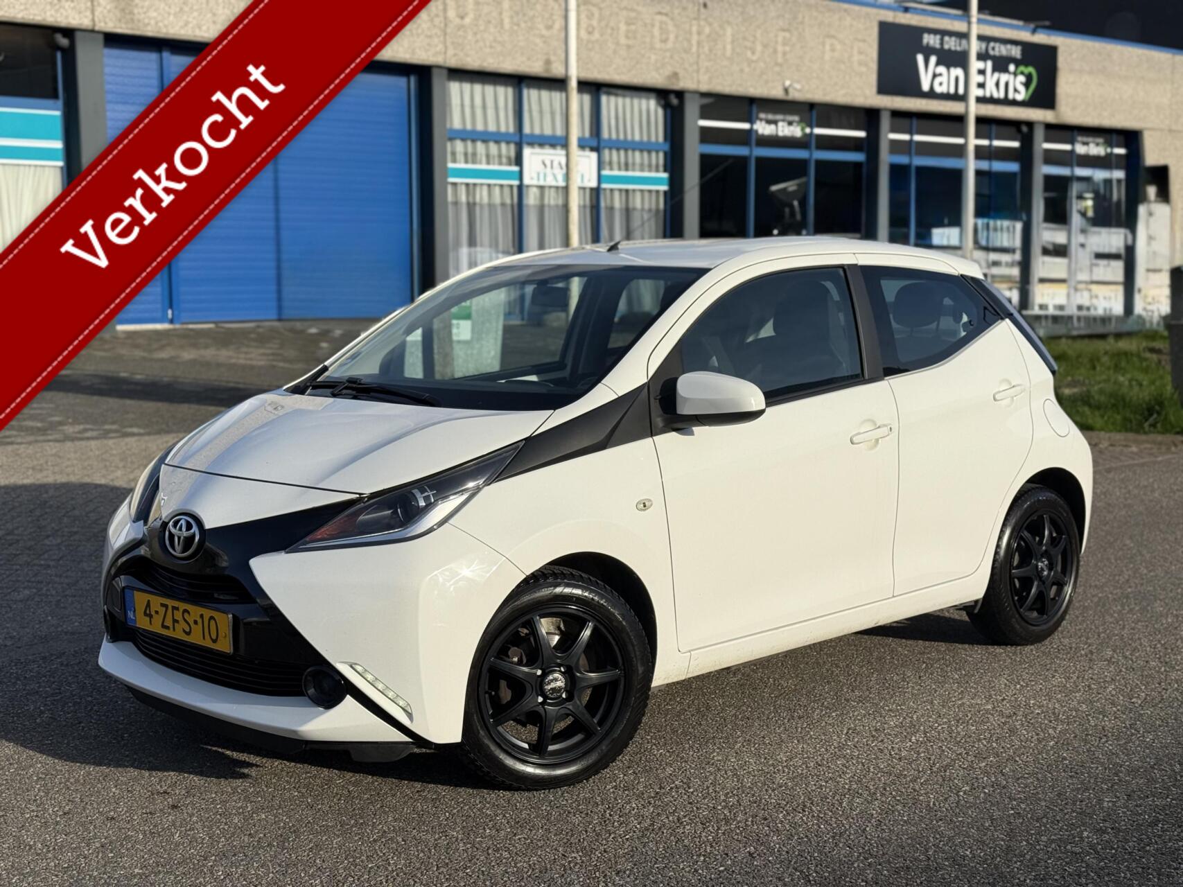 Toyota Toyota Aygo 1.0 5-DRS VVT-i x-play Airco Cruise Camera BT 2015 - voorkant