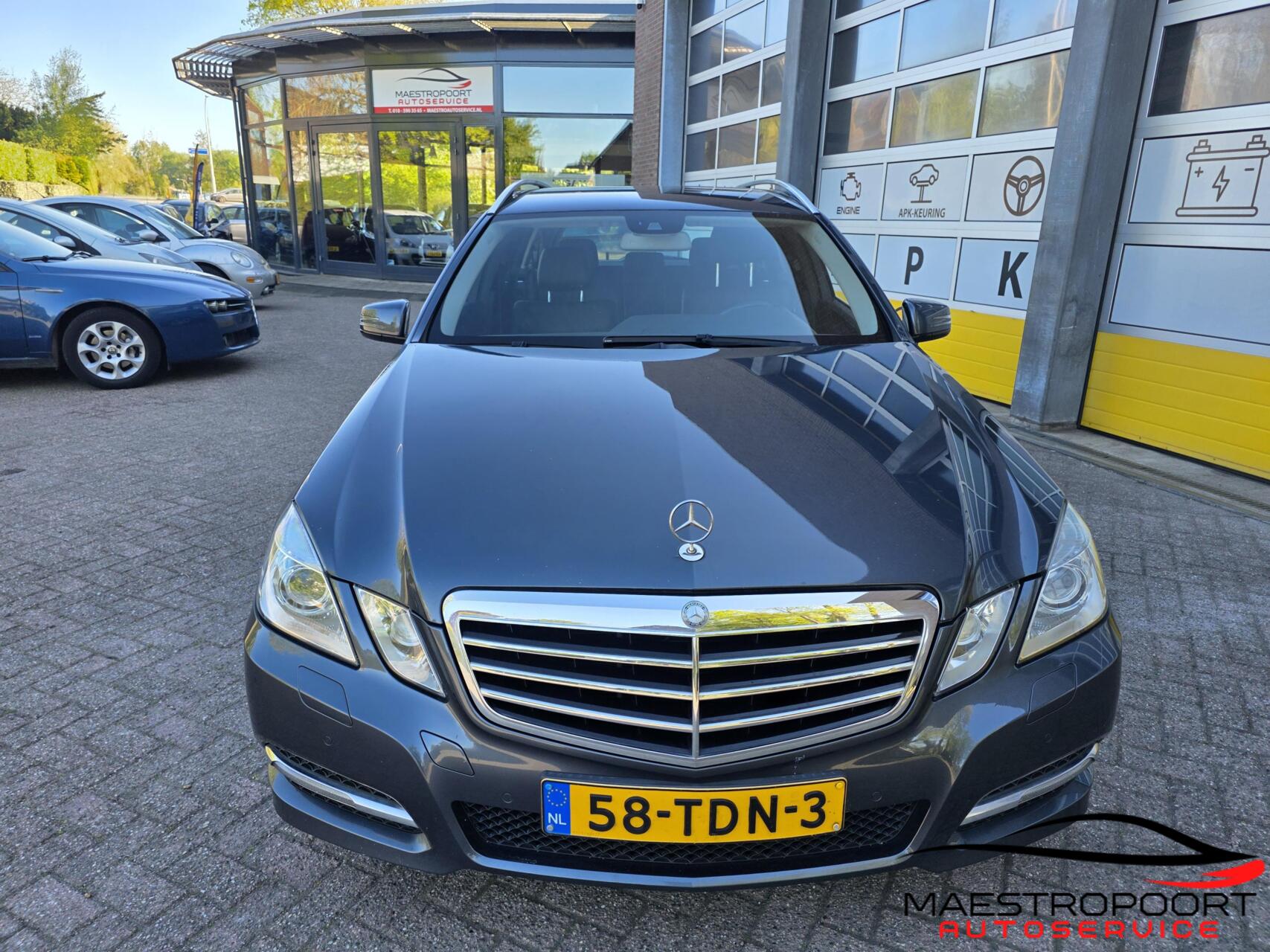 Mercedes-Benz E 200 200 CGI Business Class Avantgarde 2012 - voorkant