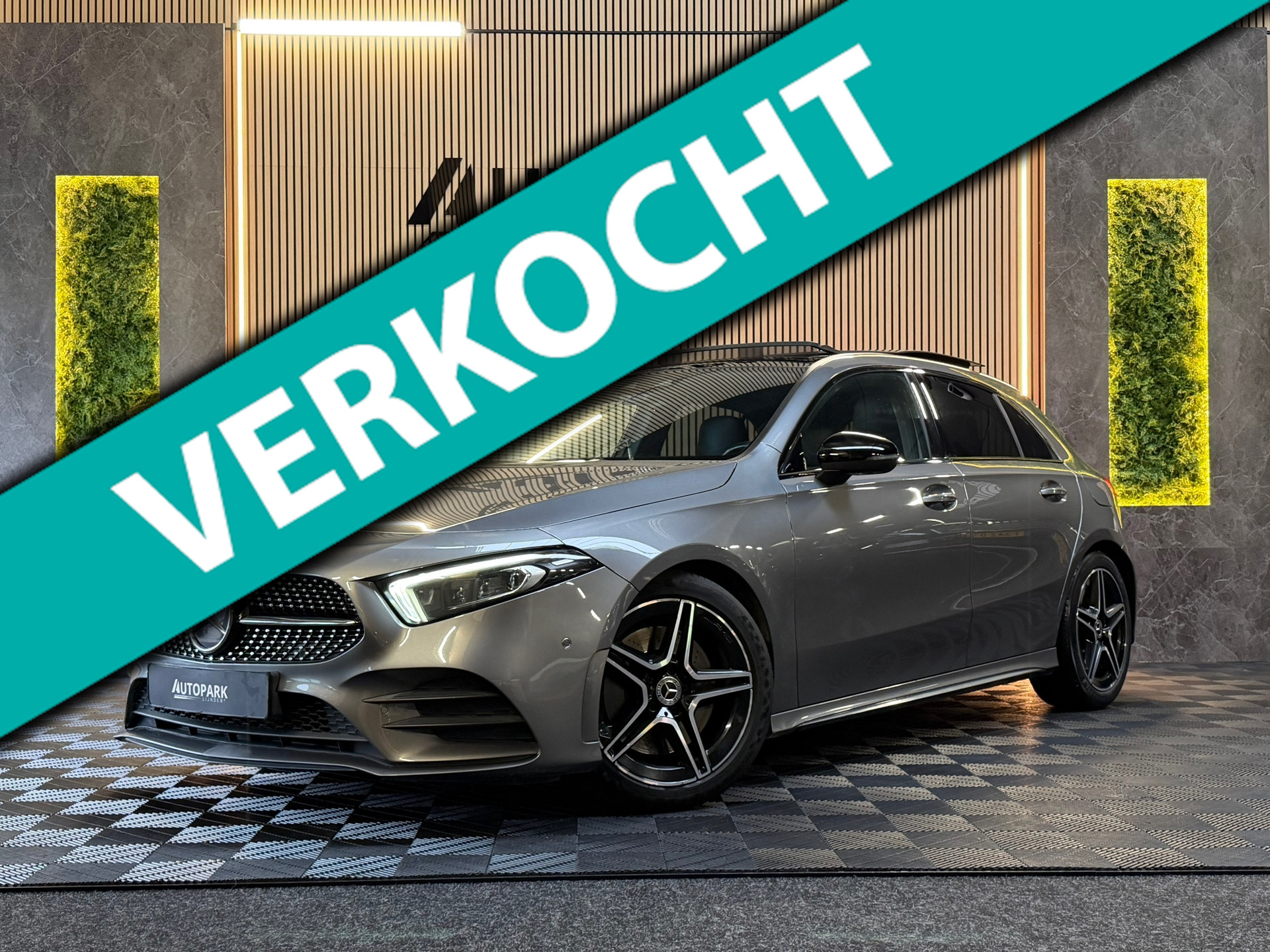 Mercedes-Benz A 250 250 Premium Plus AMG |PANO|CAMERA|SFEERVERLICHTING|DEALER ONDERHOUDEN|CARPLAY|224PK| 2019 - voorkant