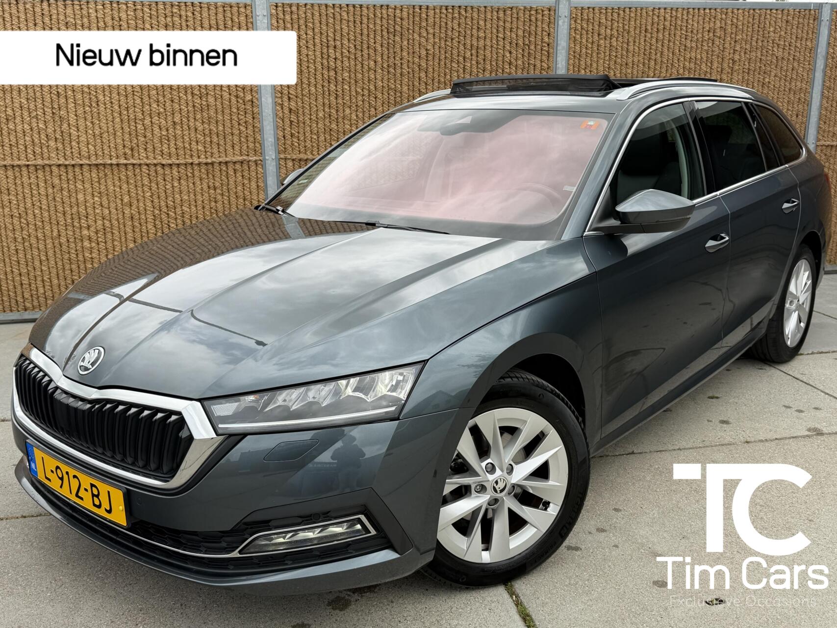 Skoda Octavia 1.0 e-TSI Business Edition Plus Automaat | Panoramadak | Half leer/alcantara | Stoelverwarming voor en achter | Stuurwielverwarming | Getint glas | Achteruitrijcamera | Elektrisch bedienbare achterklep | Parkeersensoren voor en achter 2021 - voorkant