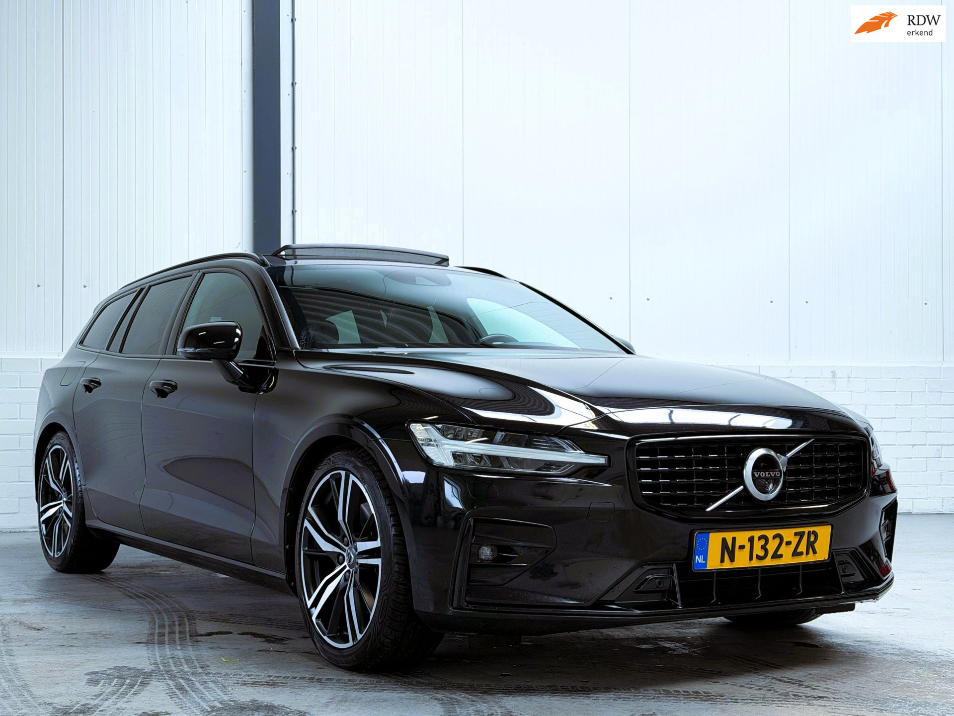 Volvo V60 2.0 B3 R-Design|360 Camera|Pano 2020 - voorkant