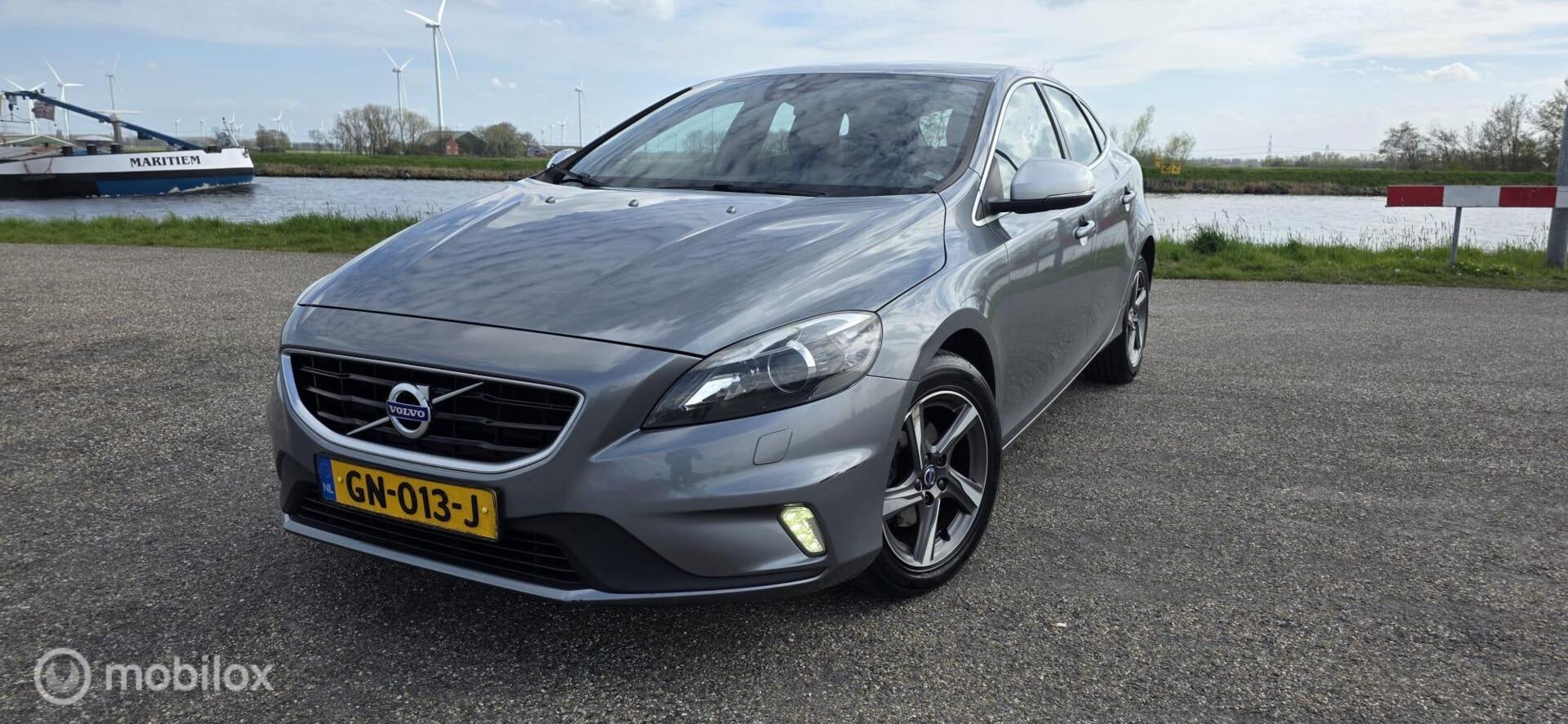 Volvo V40 2.0 D2 R-Design ! 2015 - voorkant