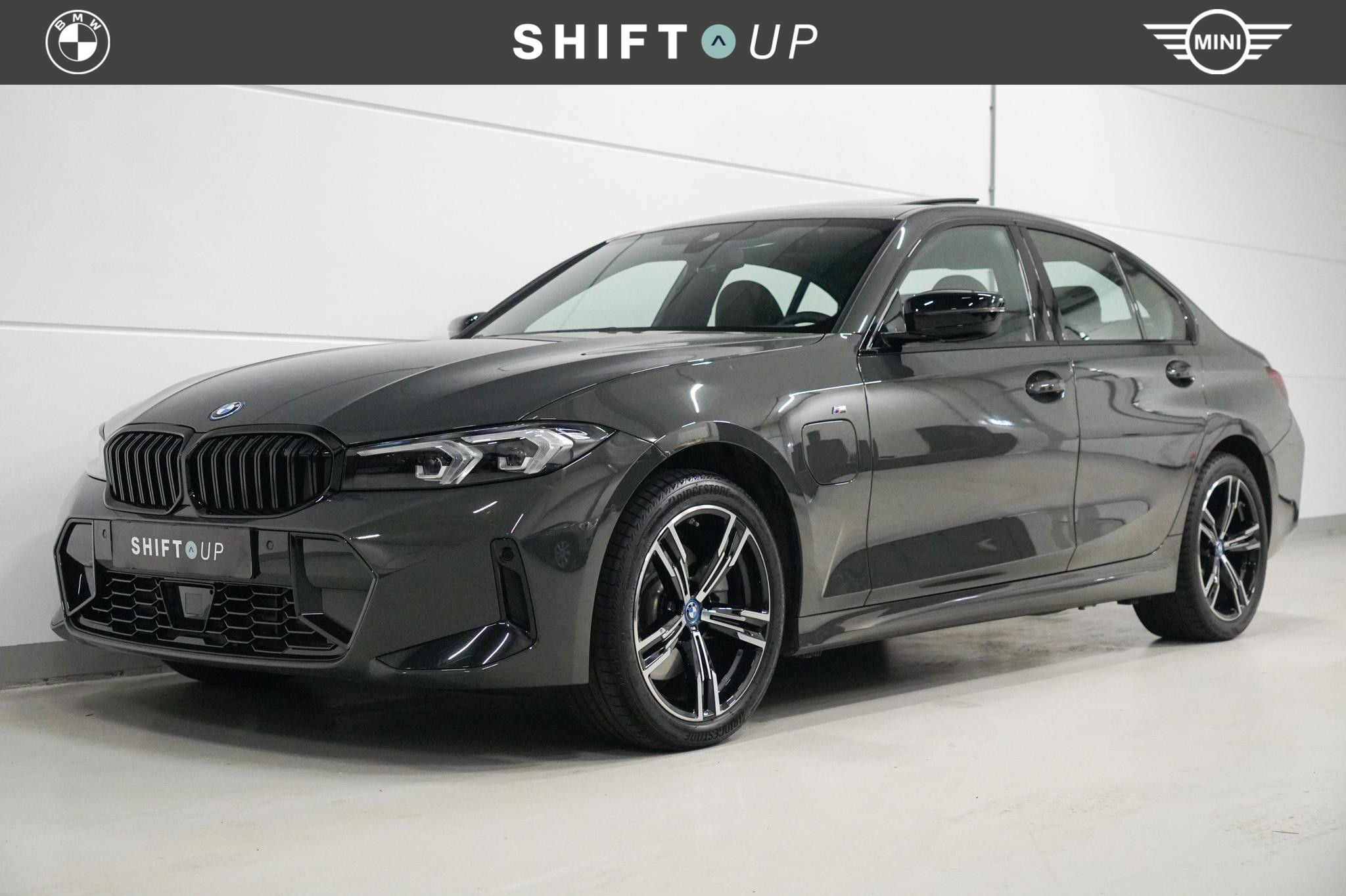 BMW 320e 320e High Executive|PANO|M-PAKKET|H&K|SFEERVERL. 2024 - voorkant
