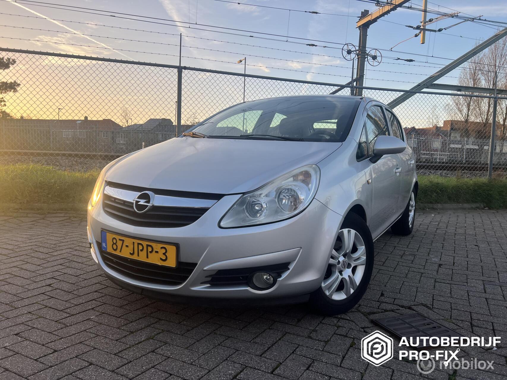Opel Corsa 1.4-16V Edition 2009 - voorkant