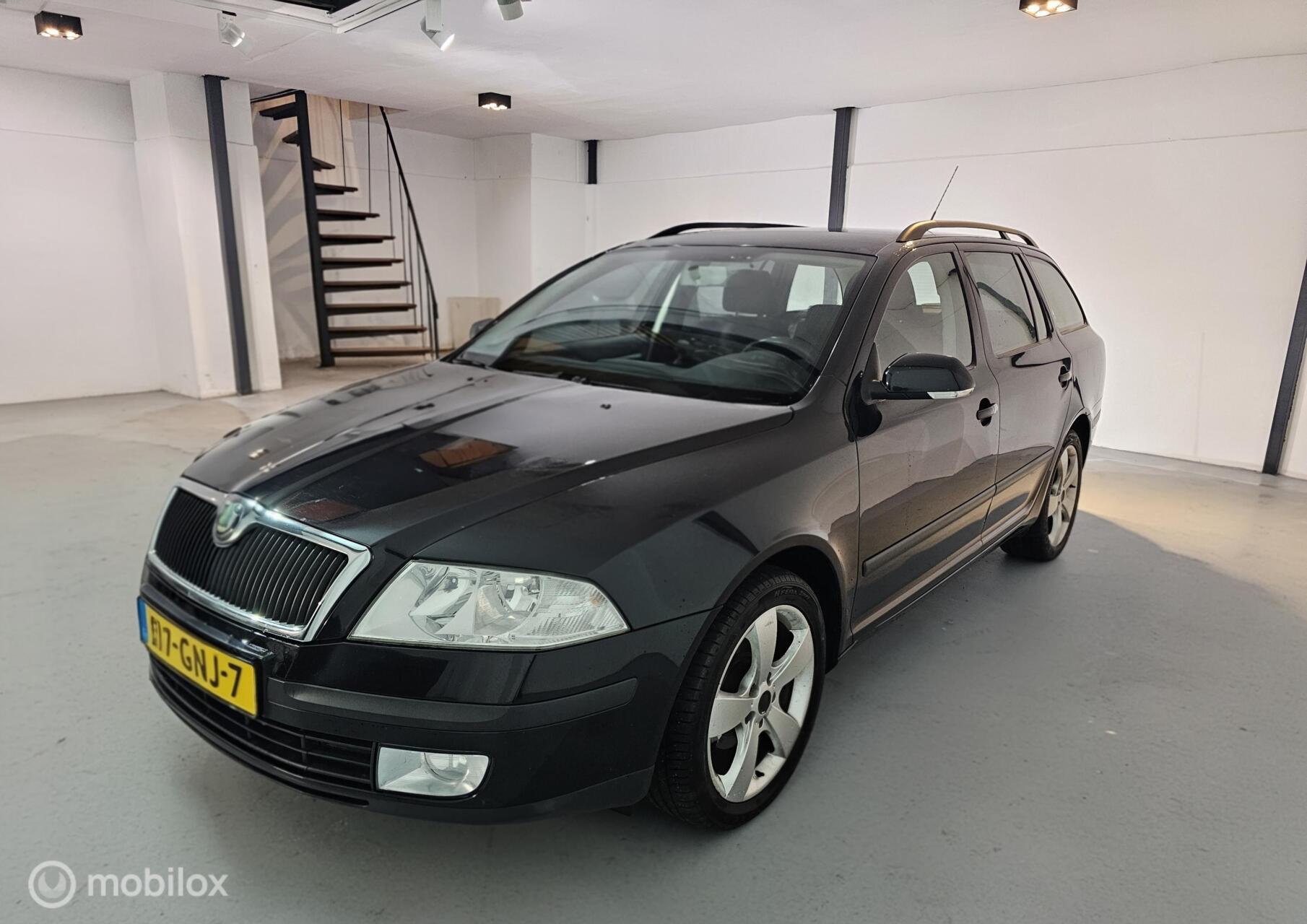 Skoda Octavia 1.6 FSI Ambiente Attractive Business 2008 - voorkant