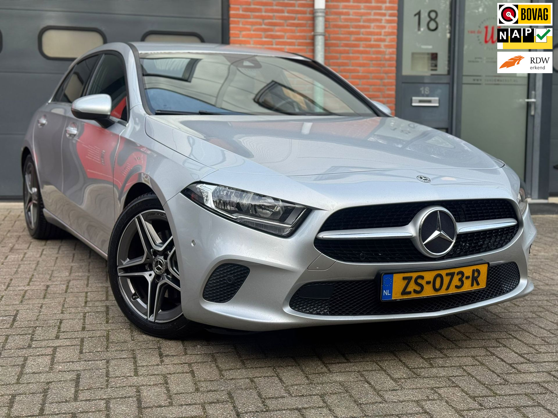 Mercedes-Benz A-klasse 200 AMG Pakket|Automaat|PDC|Camera|163pk|LED|Onderhouden|BOVAG Erkend 2019 - voorkant