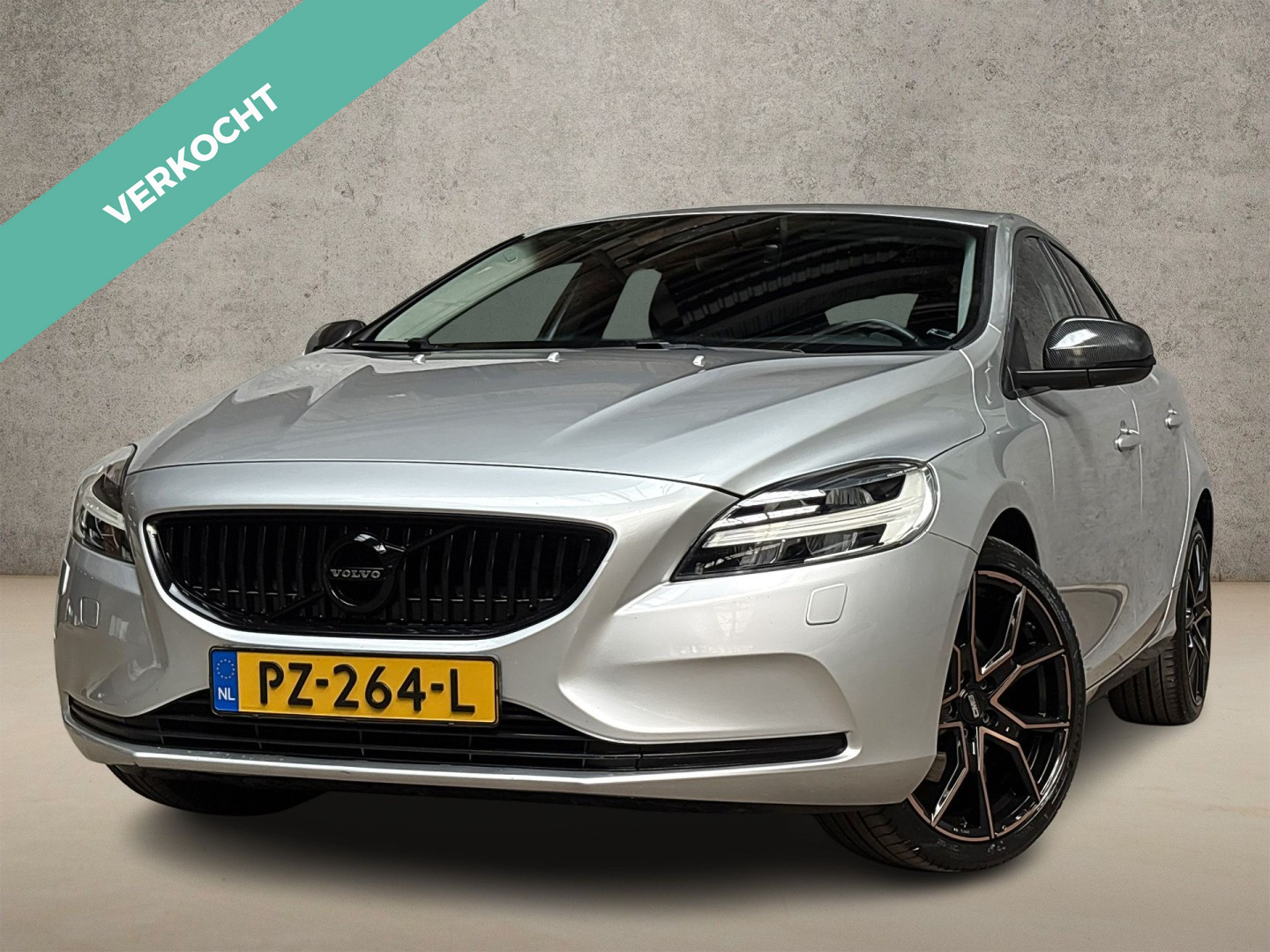 Volvo V40 2.0 T2 Nordic+ Sport (VIRTUAL COCKPIT, NAVIGATIE, CLIMATE, LEDER, STOELVERWARMING, SPORTSTOELEN, GETINT GLAS, CRUISE, NIEUWSTAAT) 2017 - voorkant
