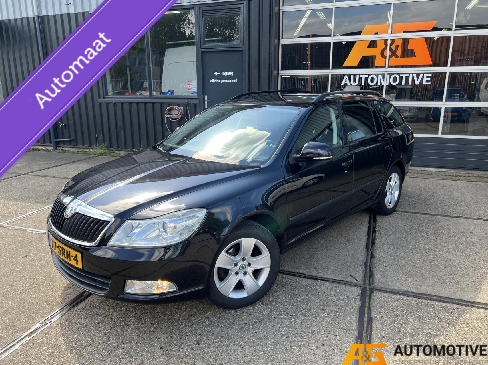 Skoda Octavia 1.2 TSI 2011 Zwart | Automaat | 2011 - voorkant