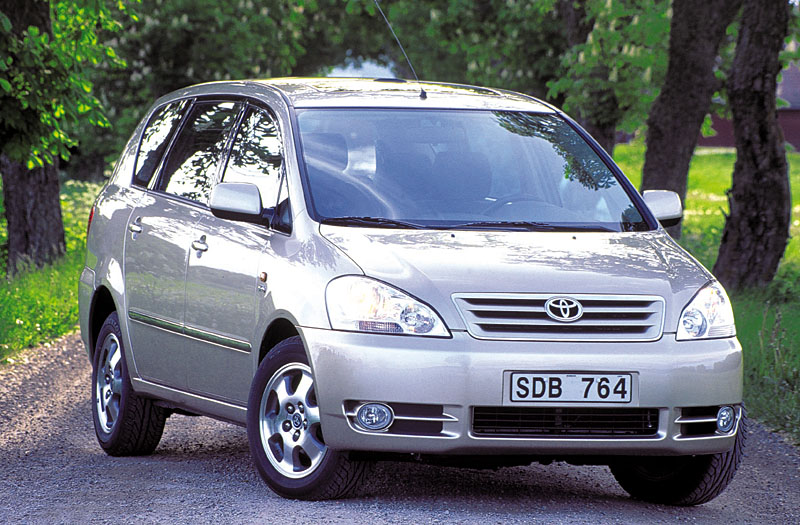 Toyota Avensis Verso 2.0i Linea Terra 7p. 2001 - voorkant
