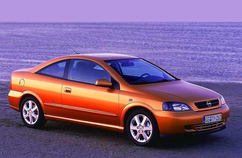 Opel Astra Coupé 2.2-16V 2002 - voorkant