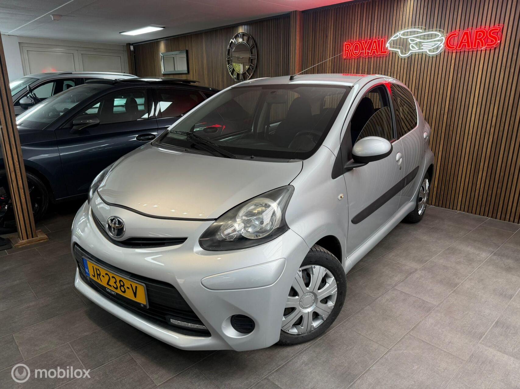 Toyota Toyota Aygo 1.0 VVT-i Aspiration/ Nap / Airco / Apk 2012 - voorkant