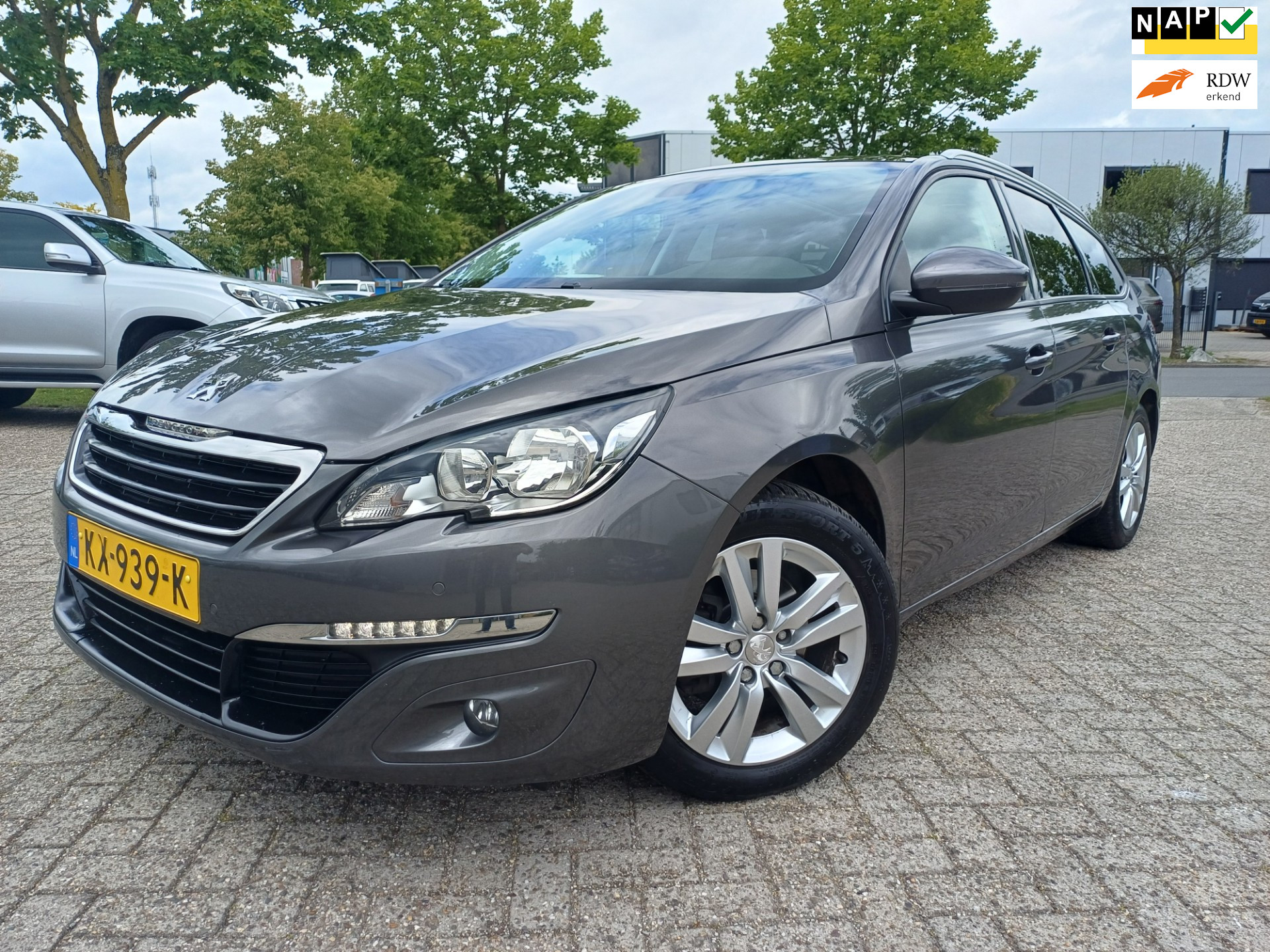 Peugeot 308 1.2 PureTech Blue Lease Executive NAVI/CAMERA/PANO/TREKHAAK 2017 - voorkant
